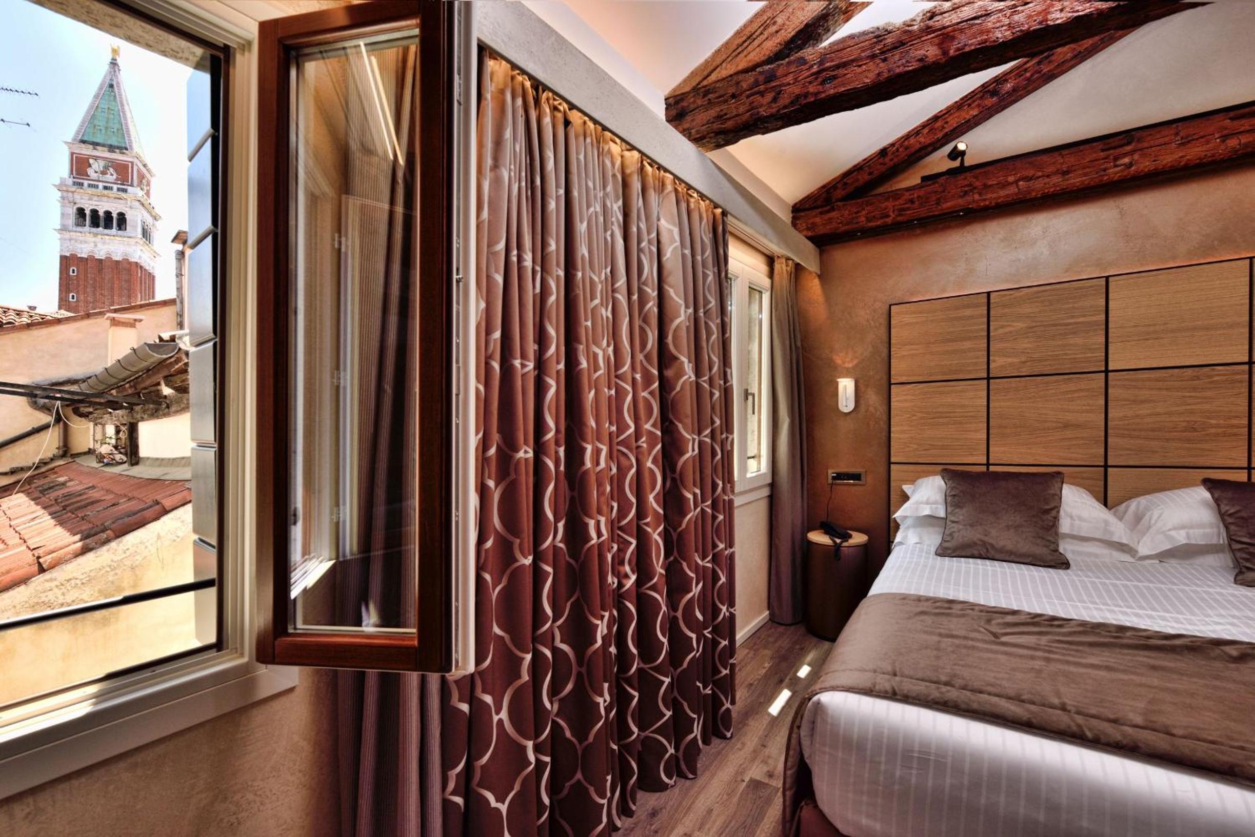 Superior Double Room with City View - Photo 2