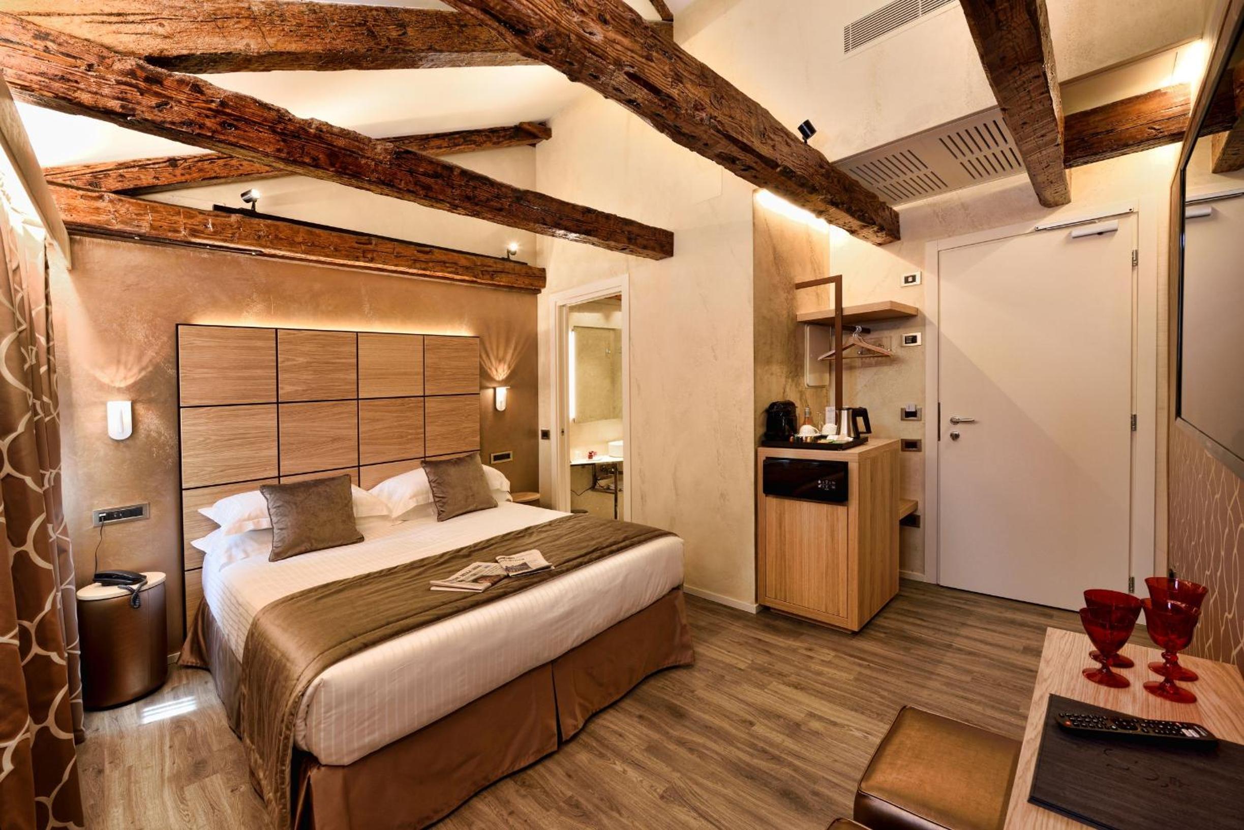 Superior Double Room with City View - Photo 1
