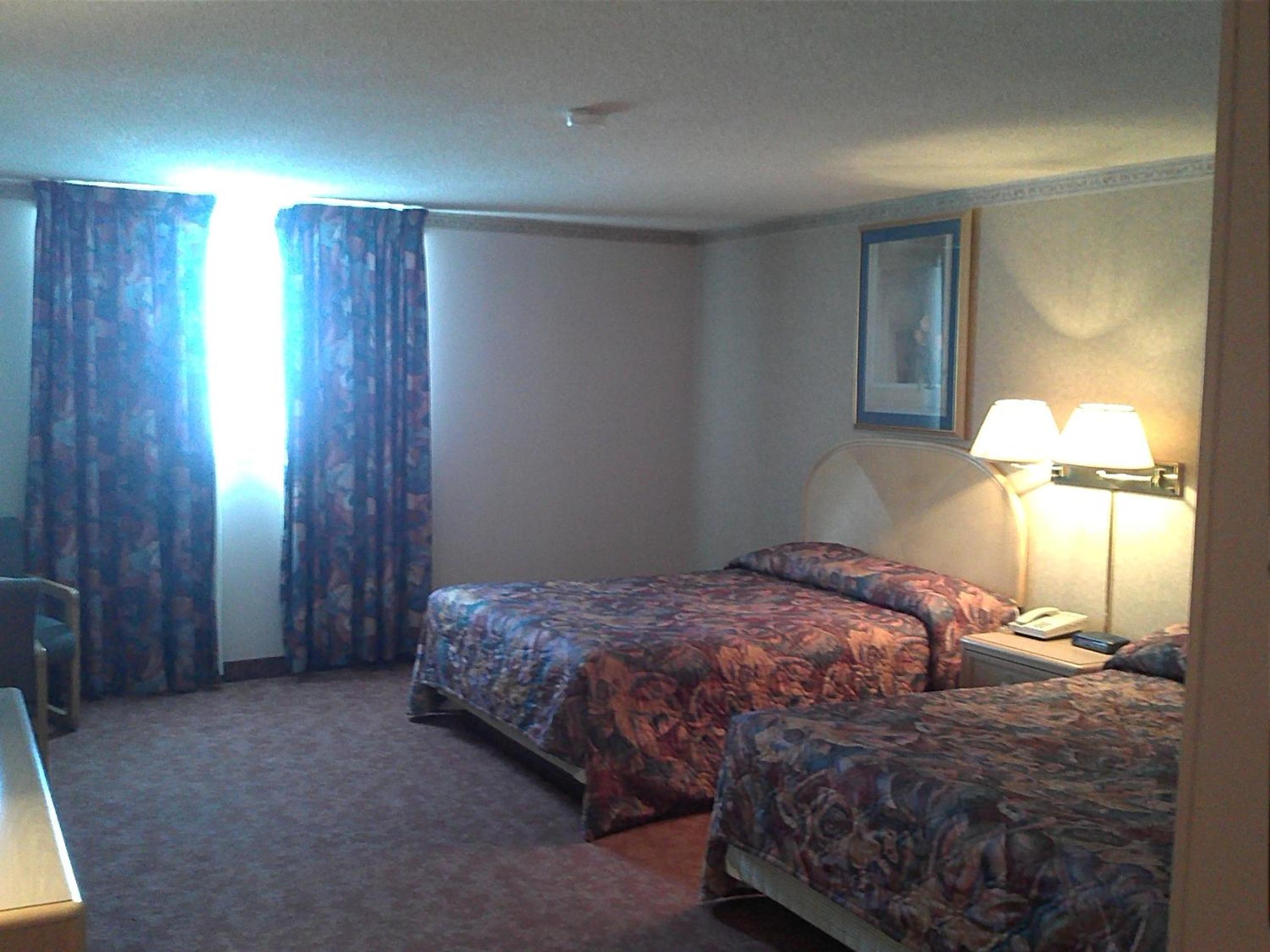 Queen Room with Two Queen Beds - Non-Smoking - Photo 2