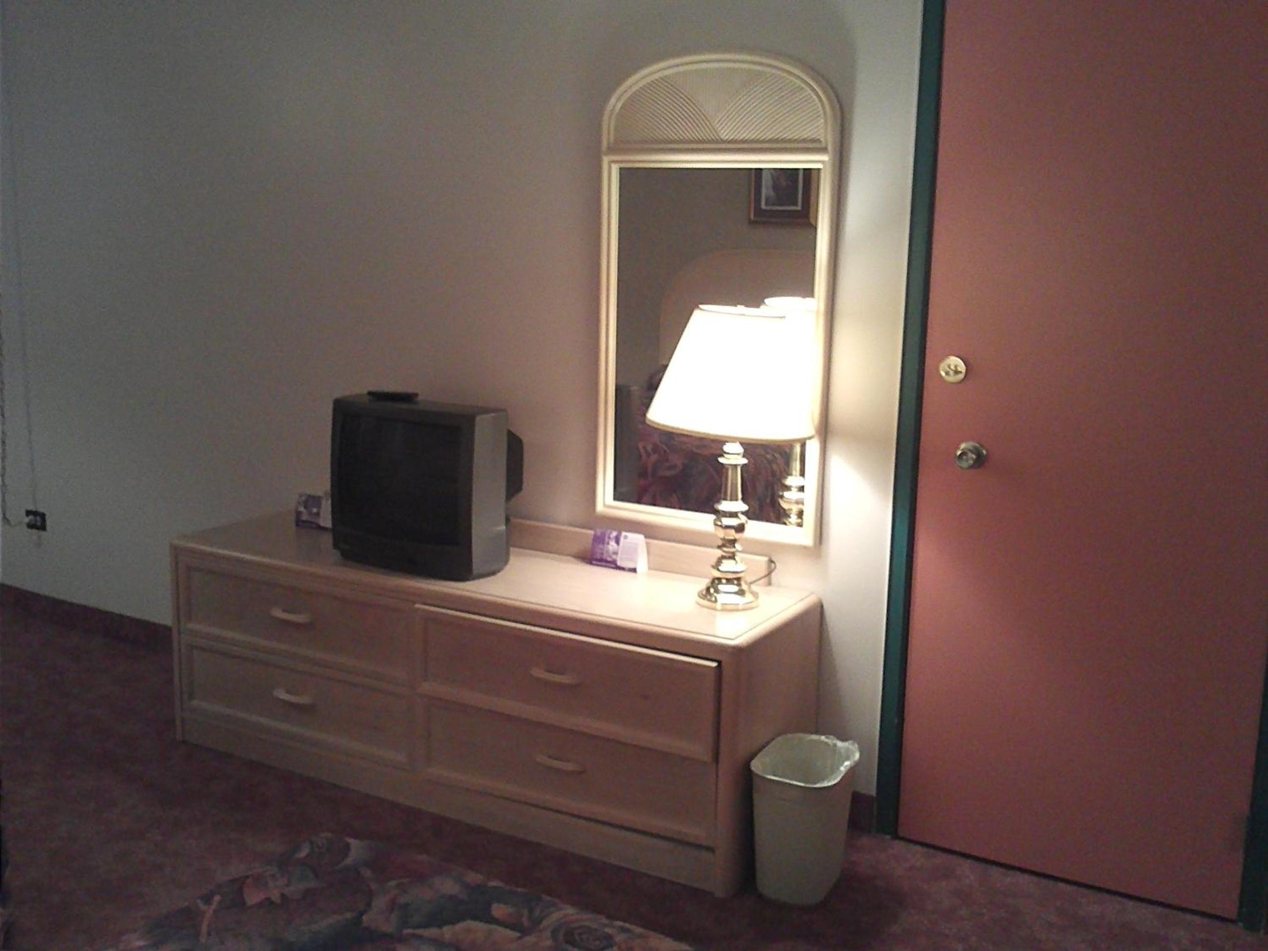 Queen Room with Two Queen Beds - Non-Smoking - Photo 4