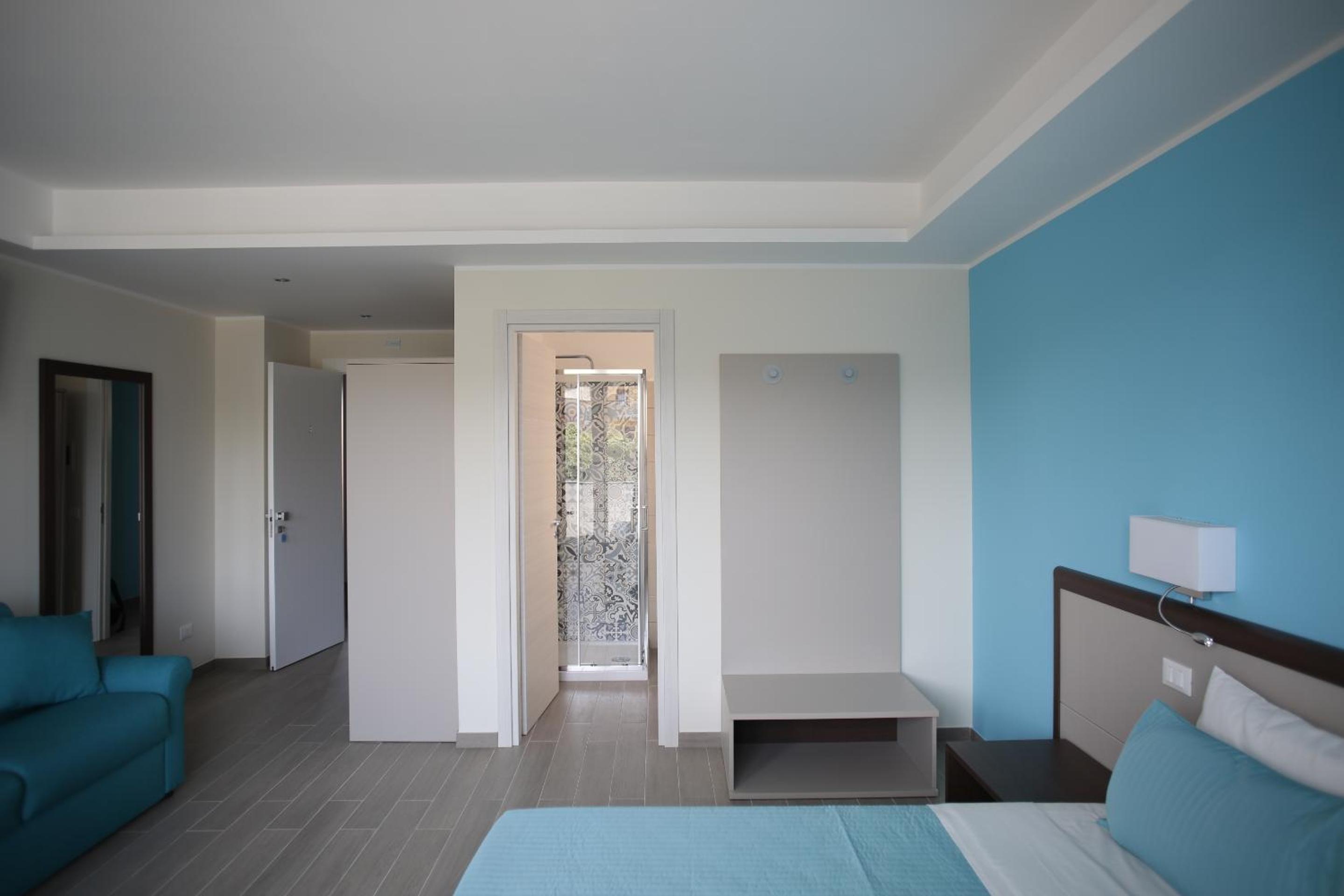 Deluxe Queen Room with Two Queen Beds photo 2