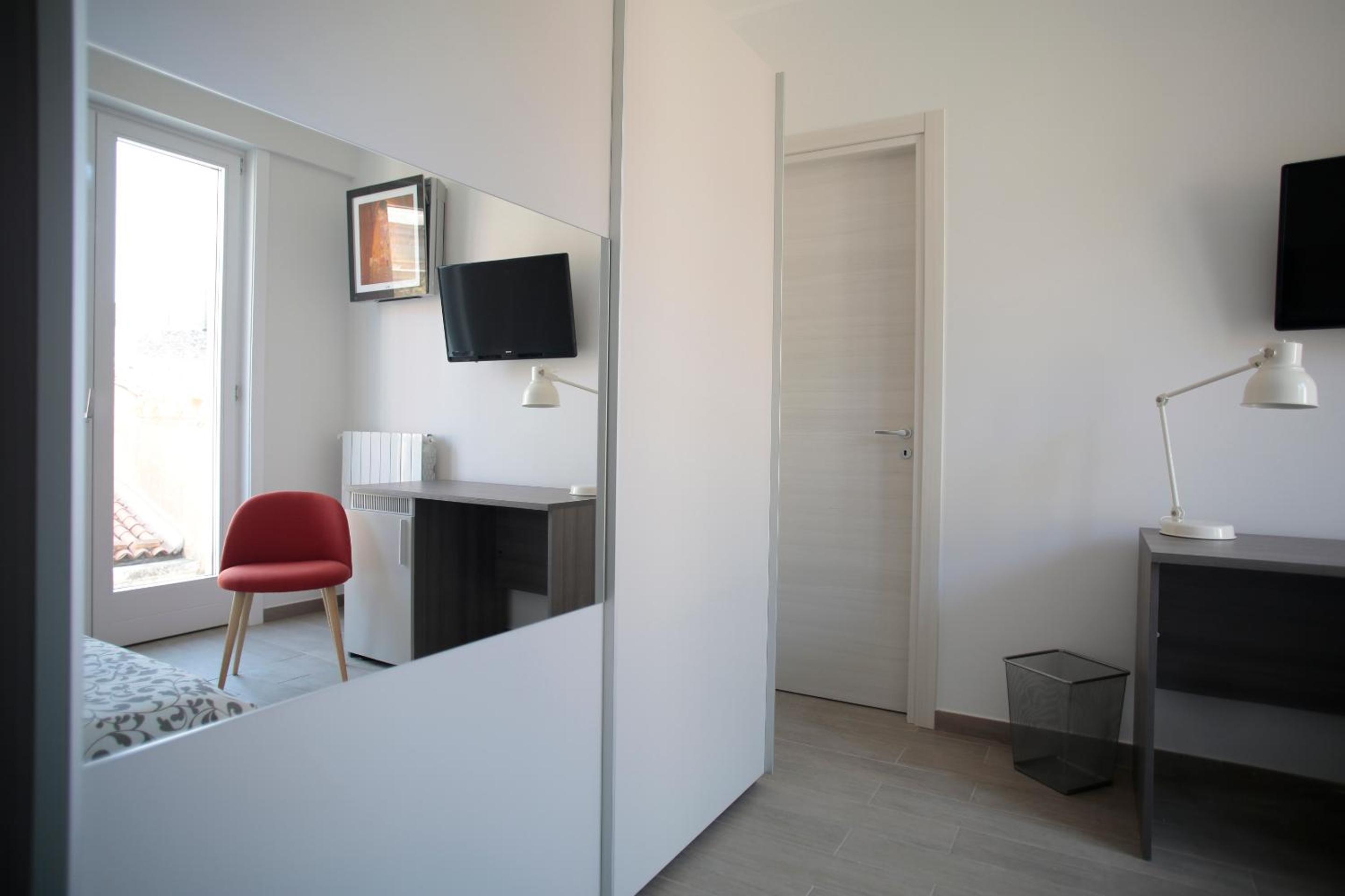 Twin Room with Private Bathroom photo 3