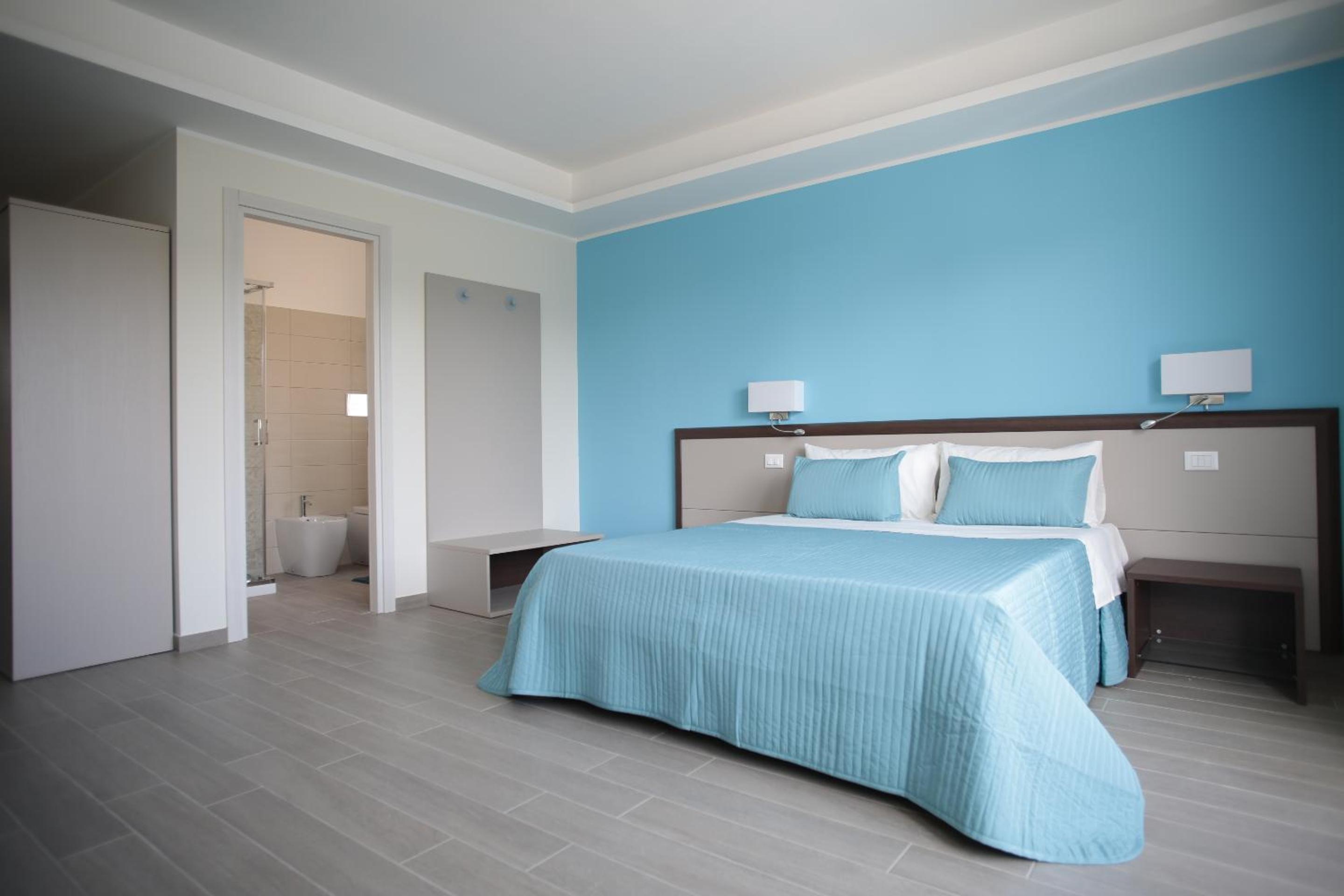 Deluxe Queen Room with Two Queen Beds photo 3