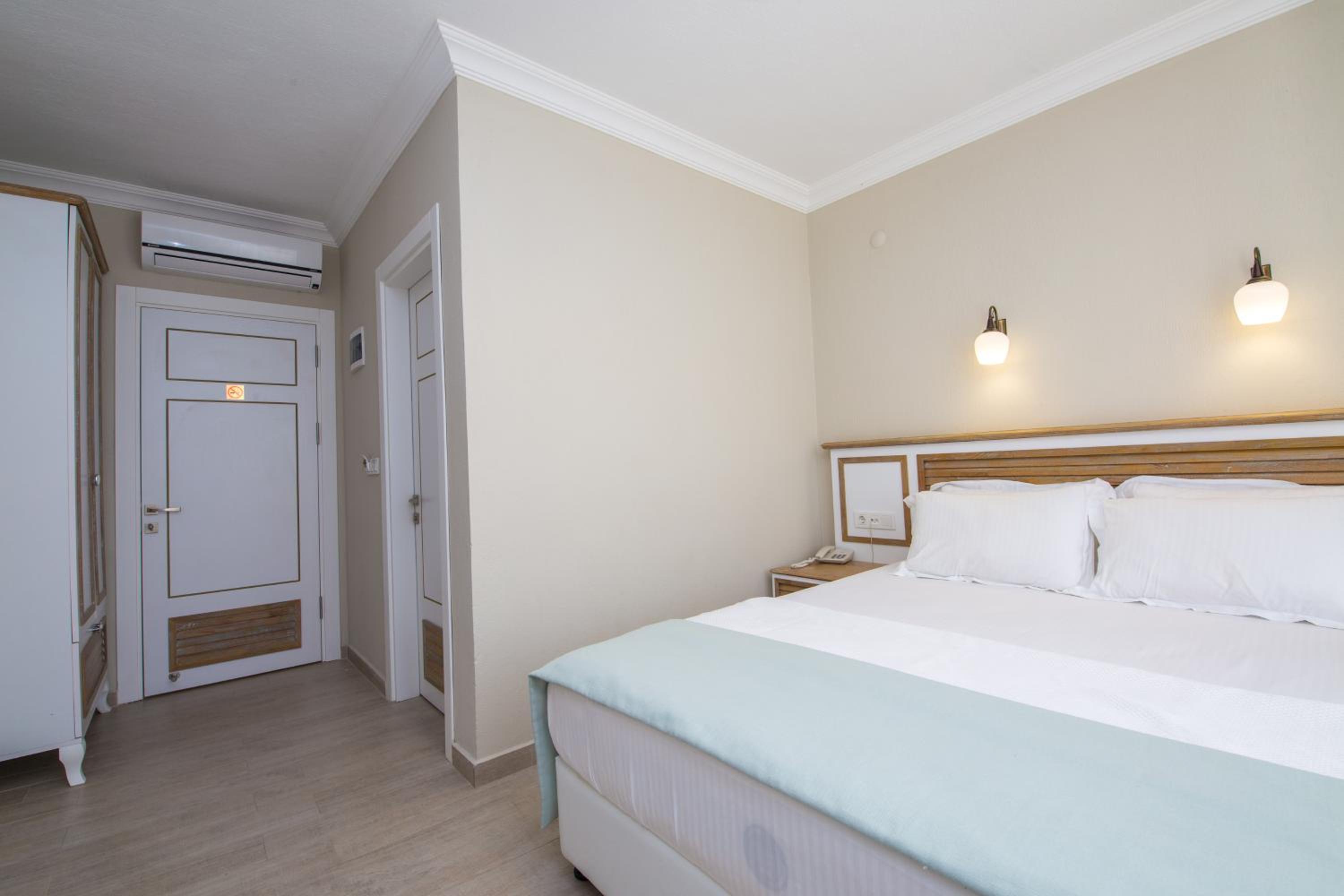 Double Room with Pool View photo 2