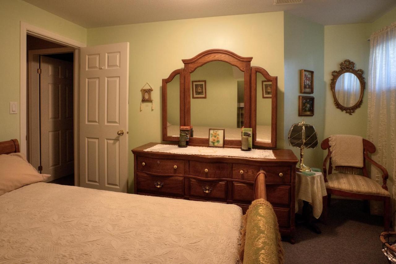 Queen Room with Shared Bathroom photo 1
