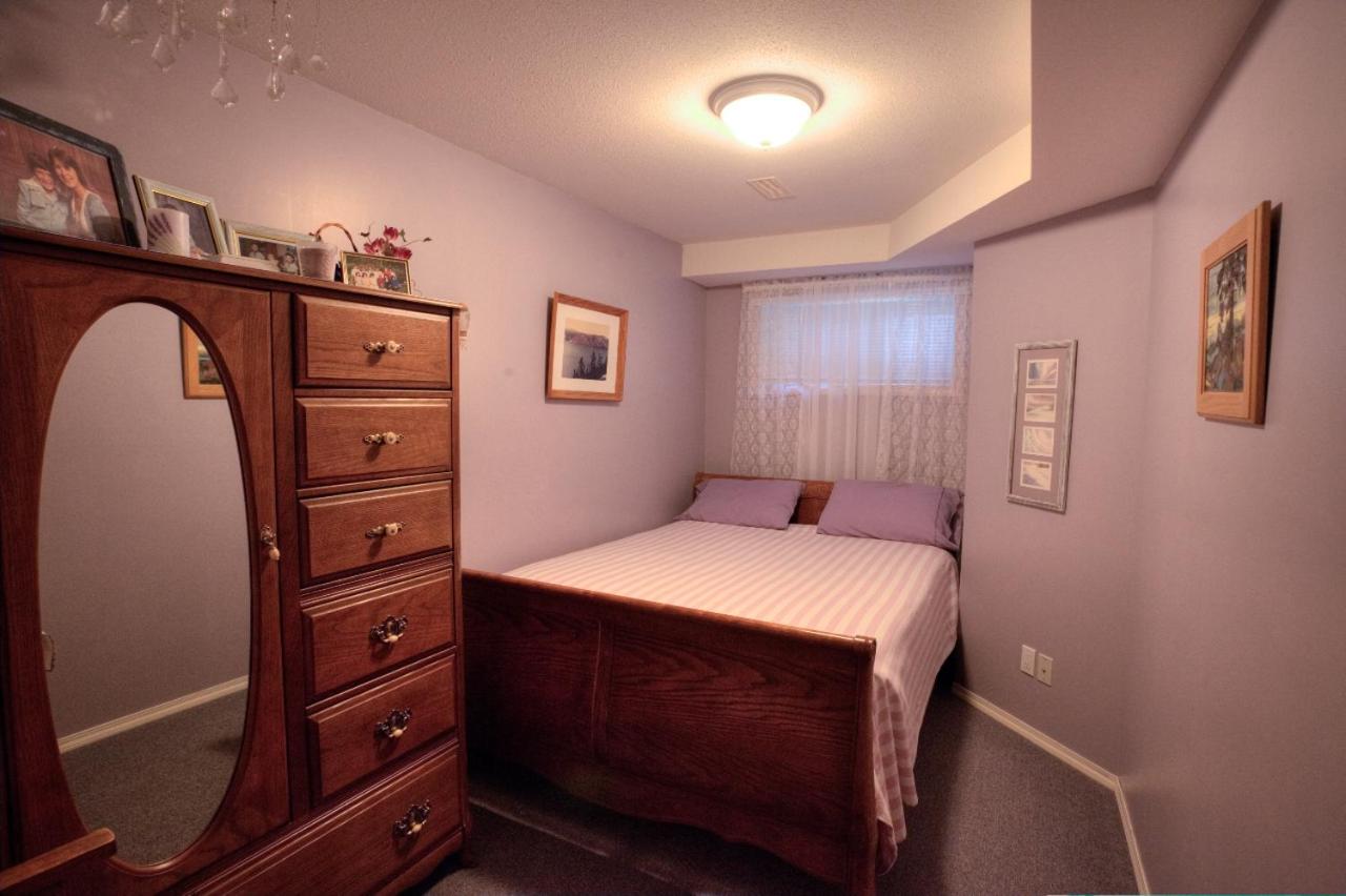 Queen Room with Shared Bathroom photo 2