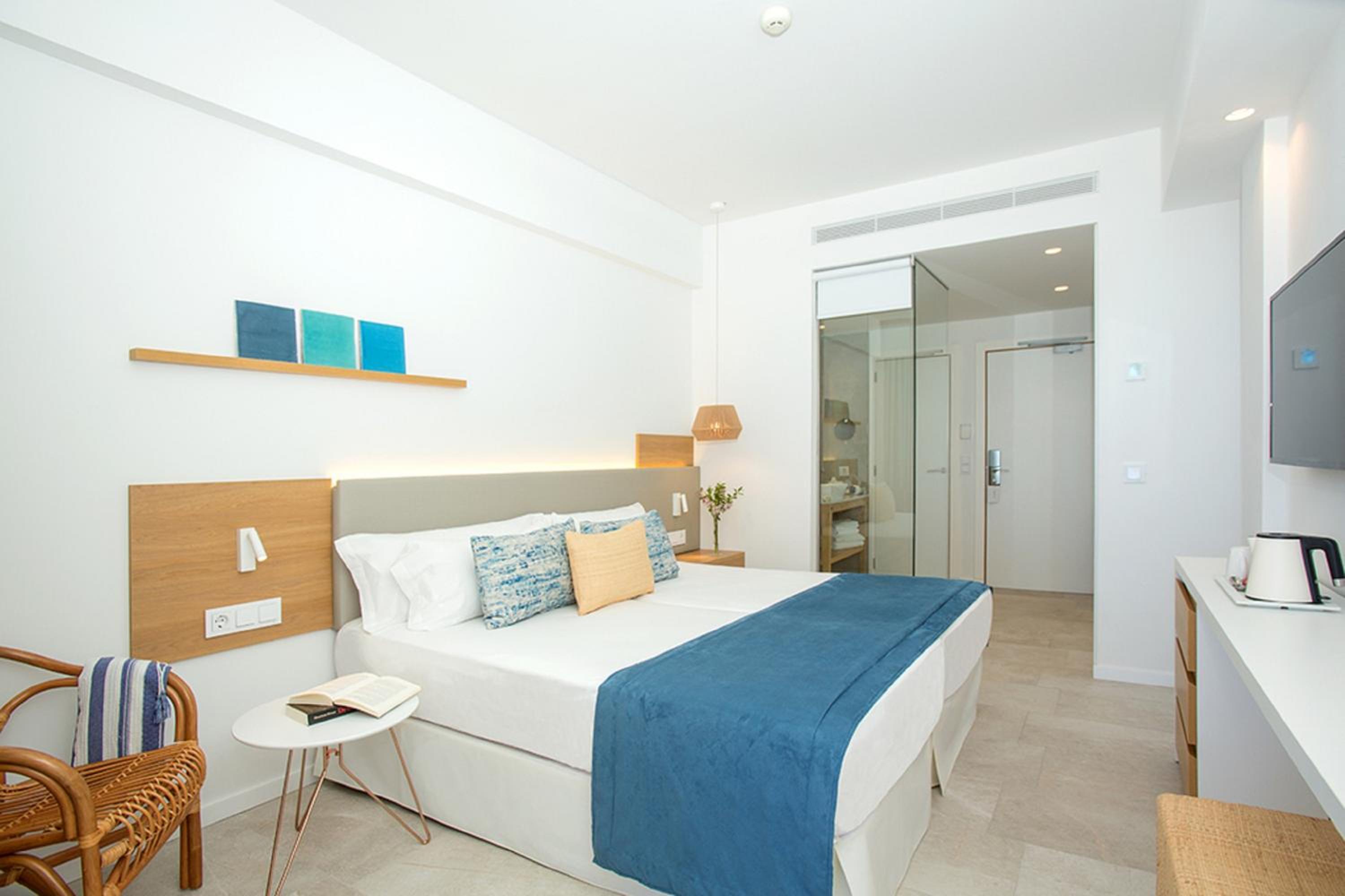 Twin Room with Lateral Sea View - Photo 4