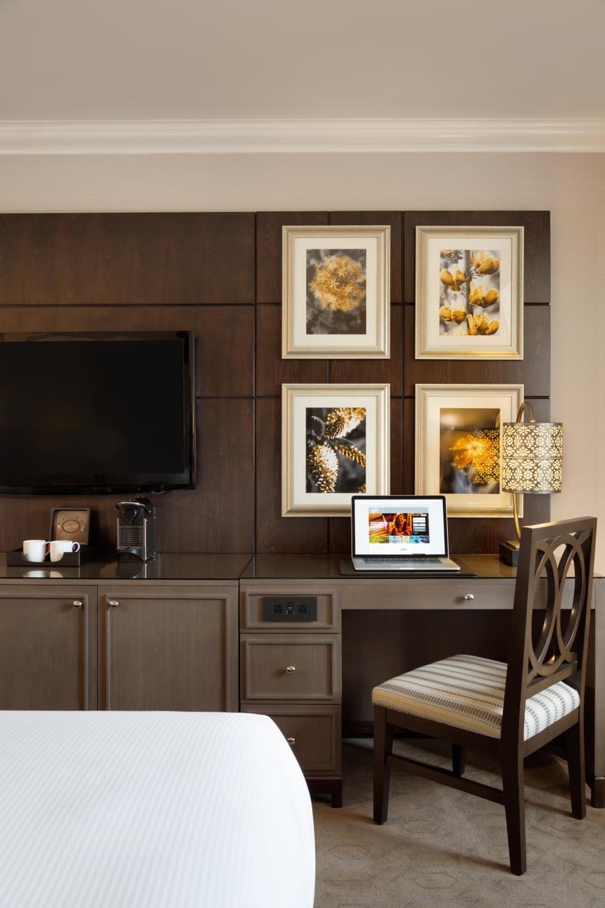 Fairmont Gold Room with Lake View - Photo 4