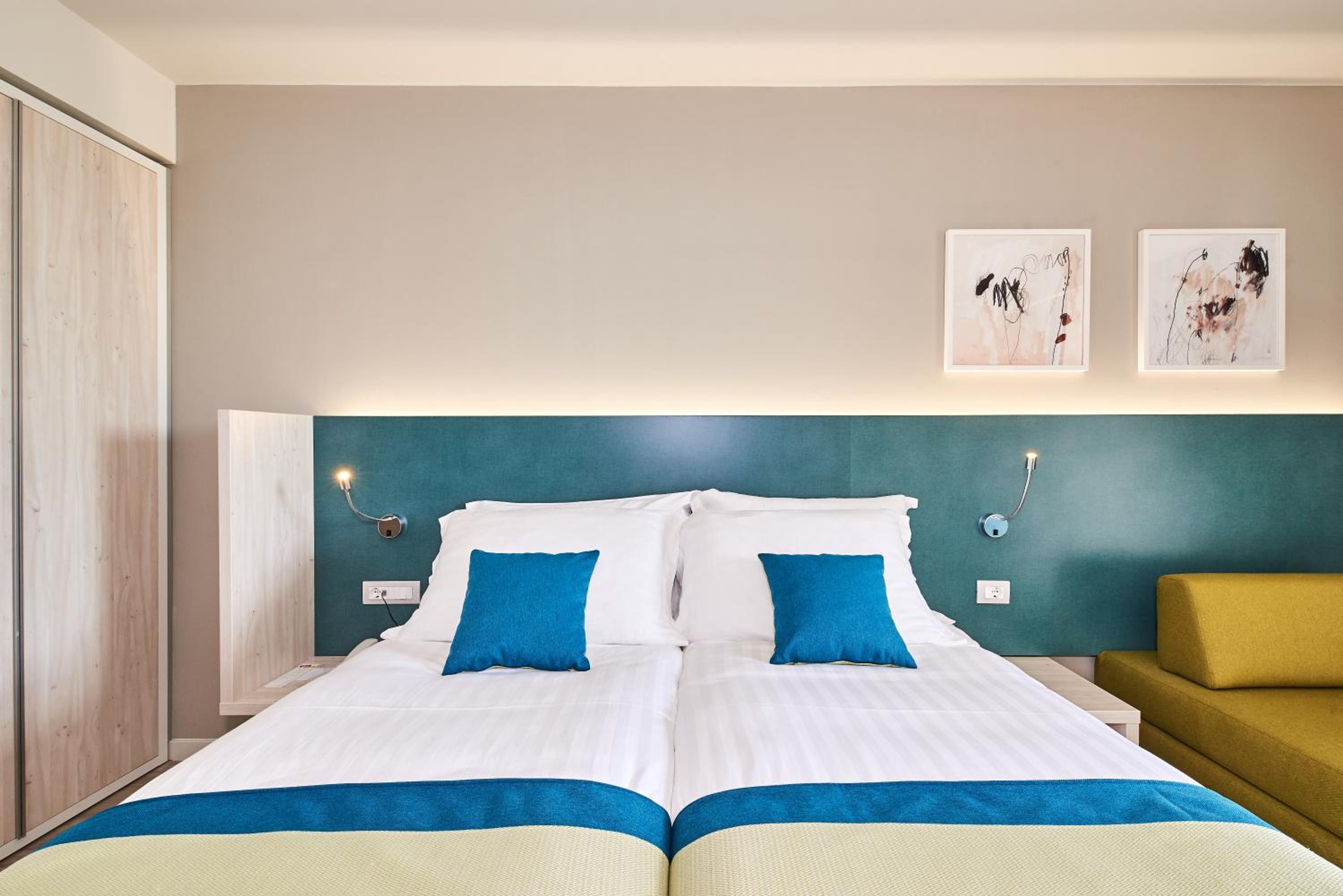 Superior Room with Balcony - Photo 5