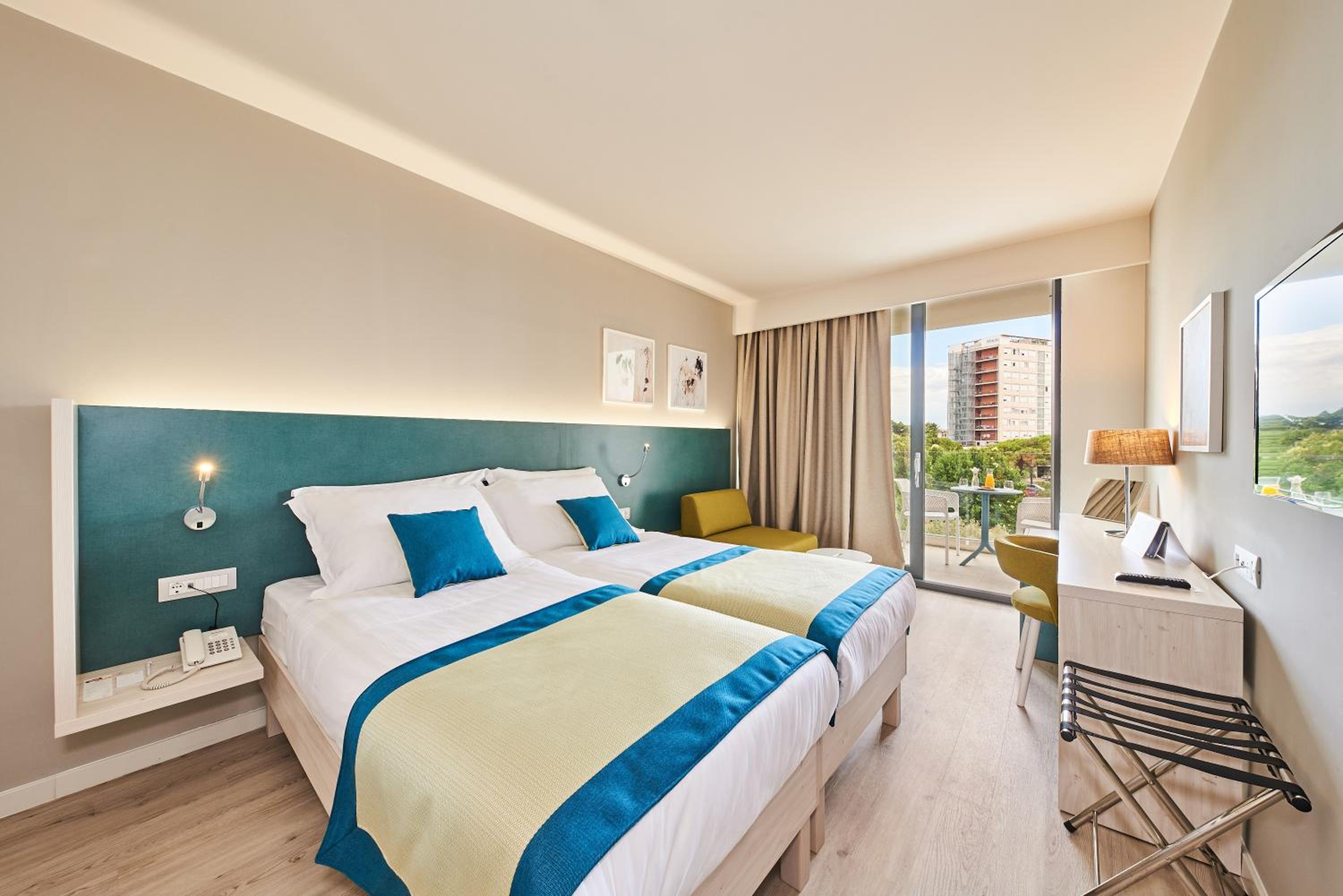 Superior Room with Balcony - Photo 3