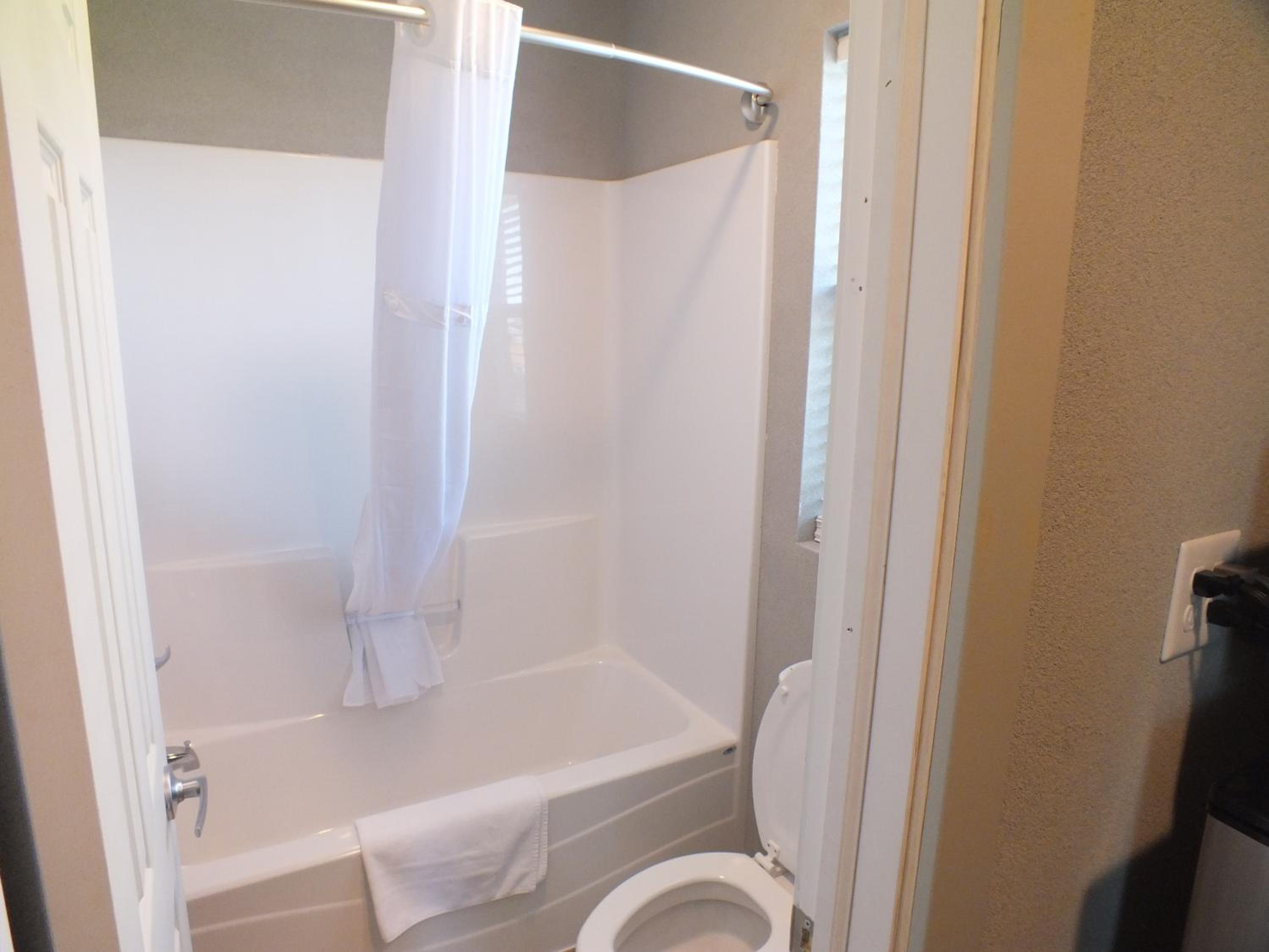 Queen Room - Non-Smoking - Photo 2