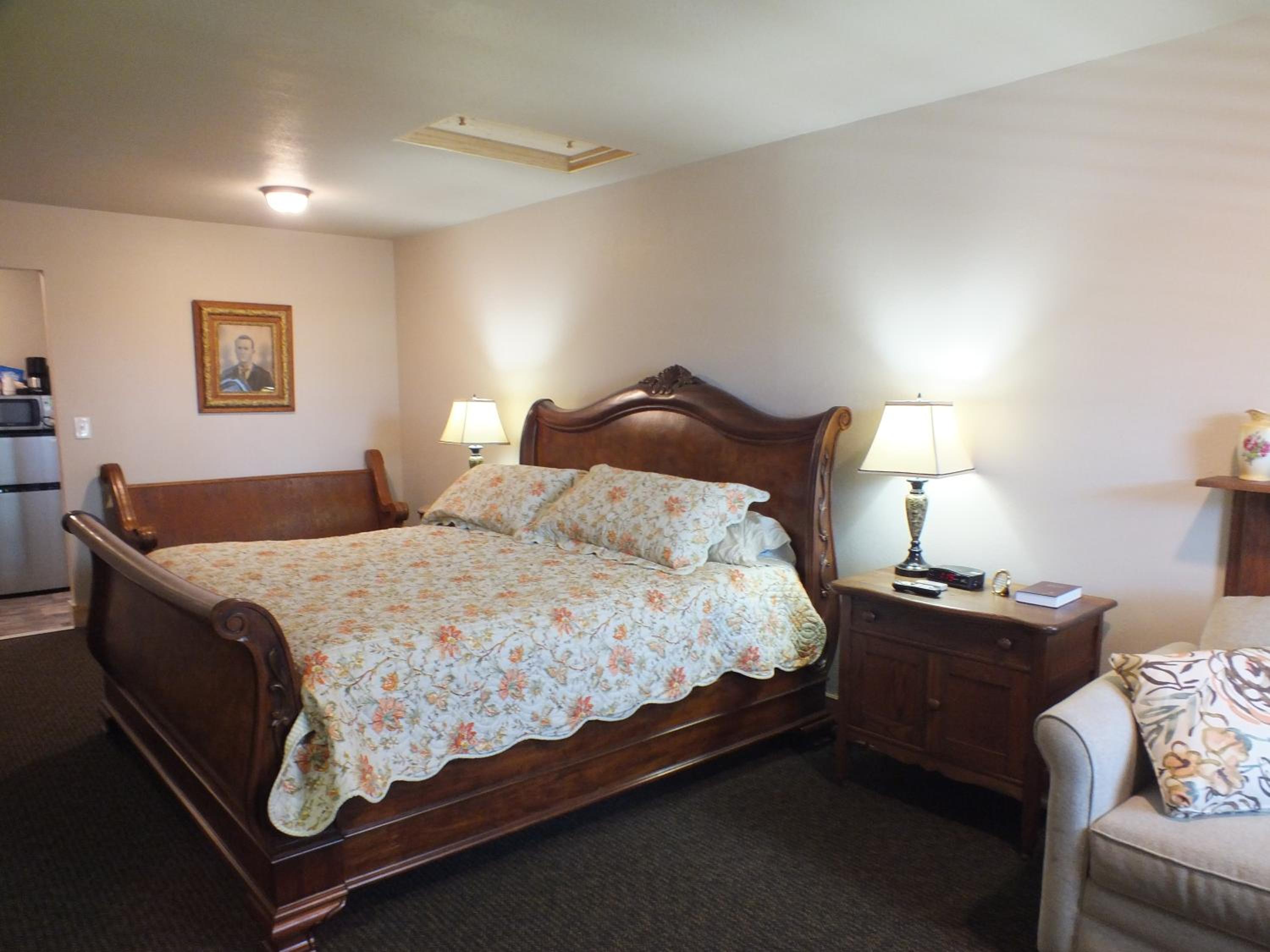 King Room - Non-Smoking - Photo 1