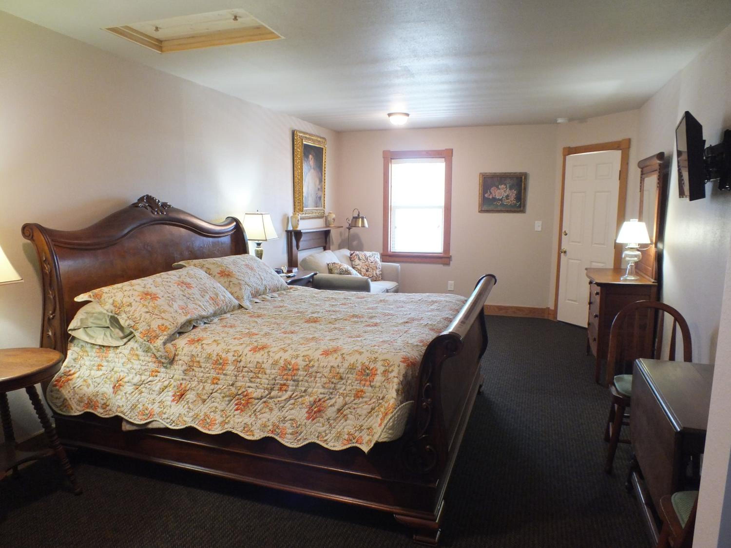 King Room - Non-Smoking - Photo 4