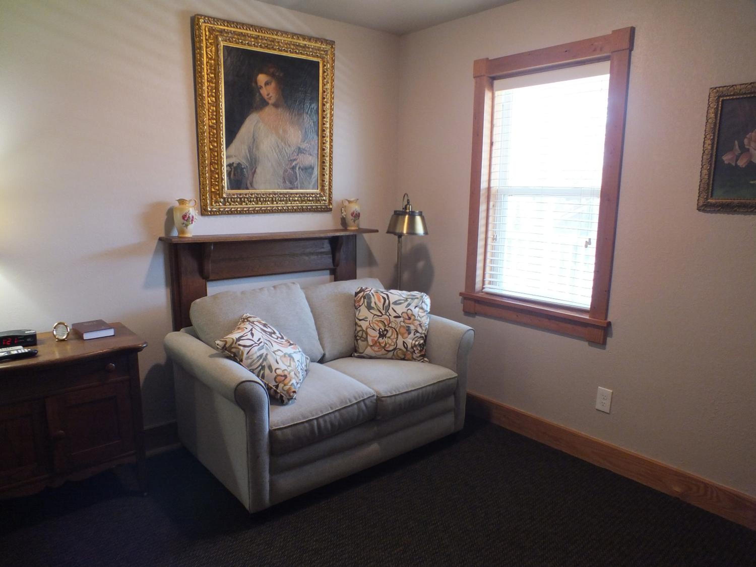 King Room - Non-Smoking - Photo 3