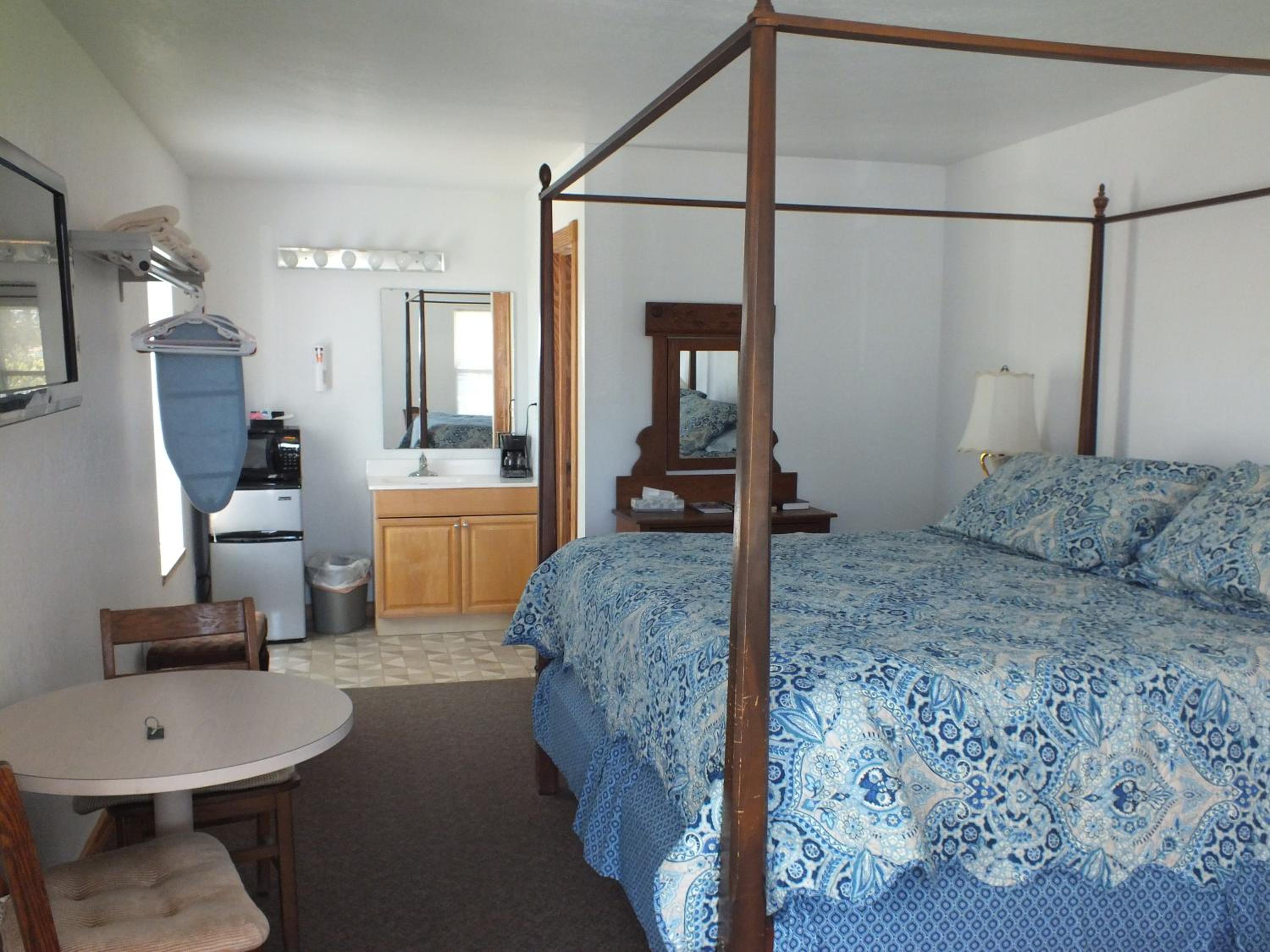 King Room - Non-Smoking - Photo 9