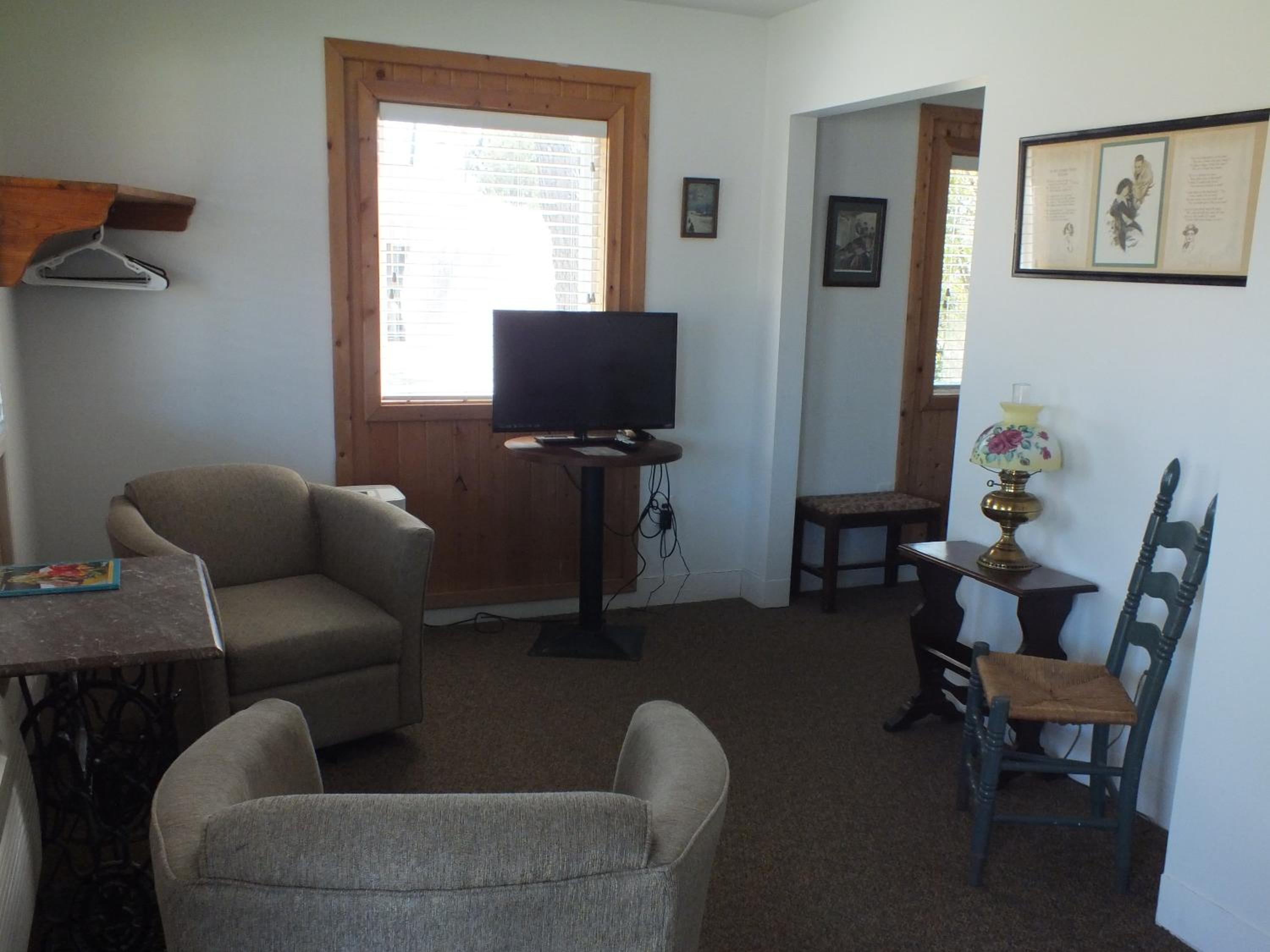 Queen Suite - Non-Smoking - Photo 5