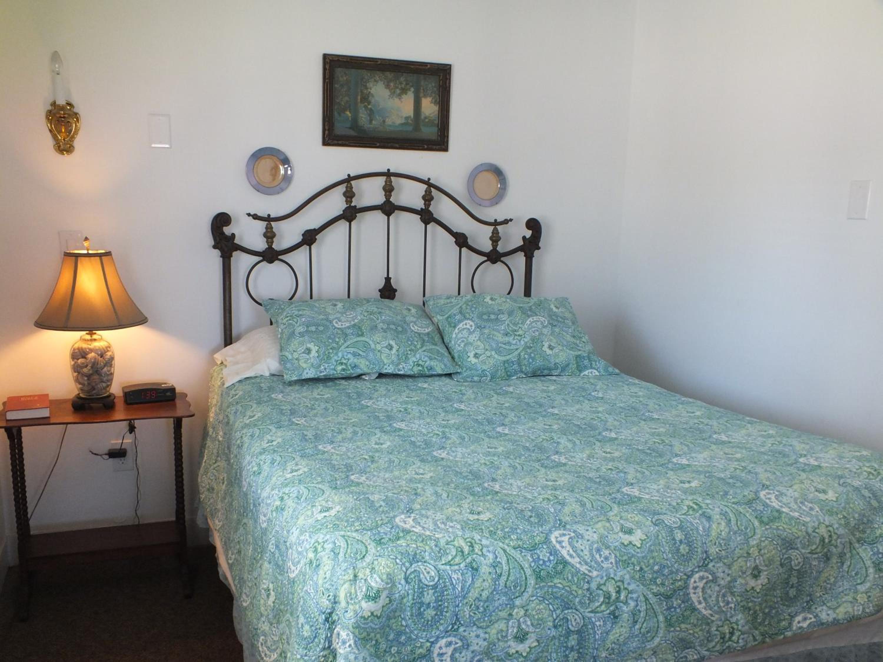 Queen Suite - Non-Smoking - Photo 3