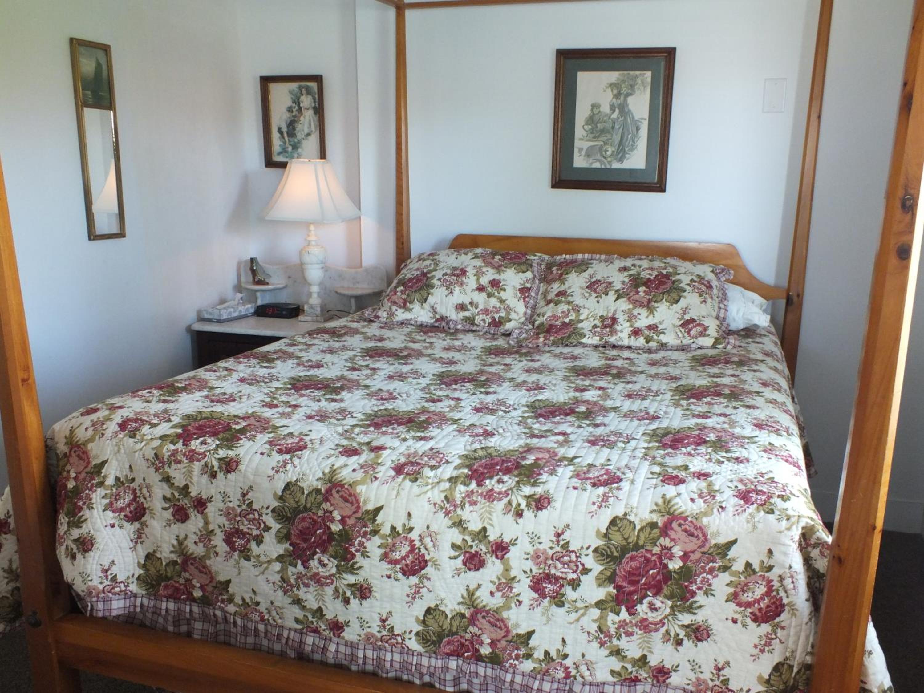 Queen Suite - Non-Smoking - Photo 6