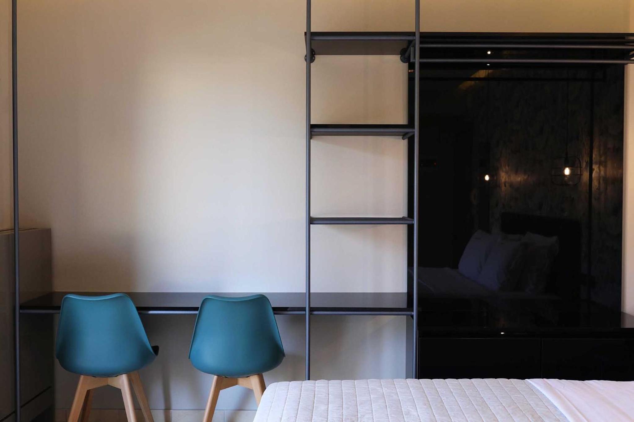 Studio Apartment with Balcony - Photo 11