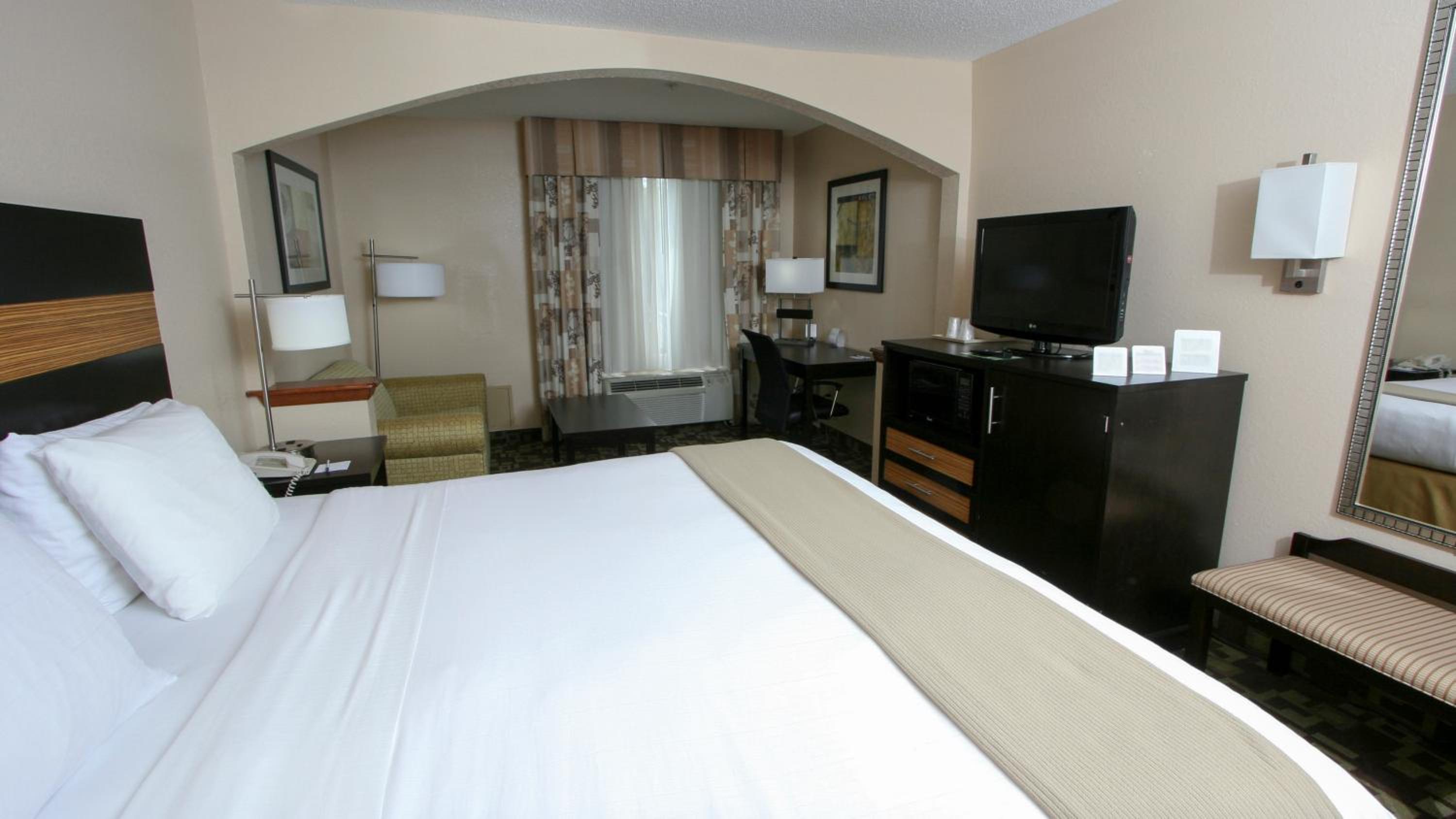 King Room with Sofa Bed - Non-Smoking - Photo 1