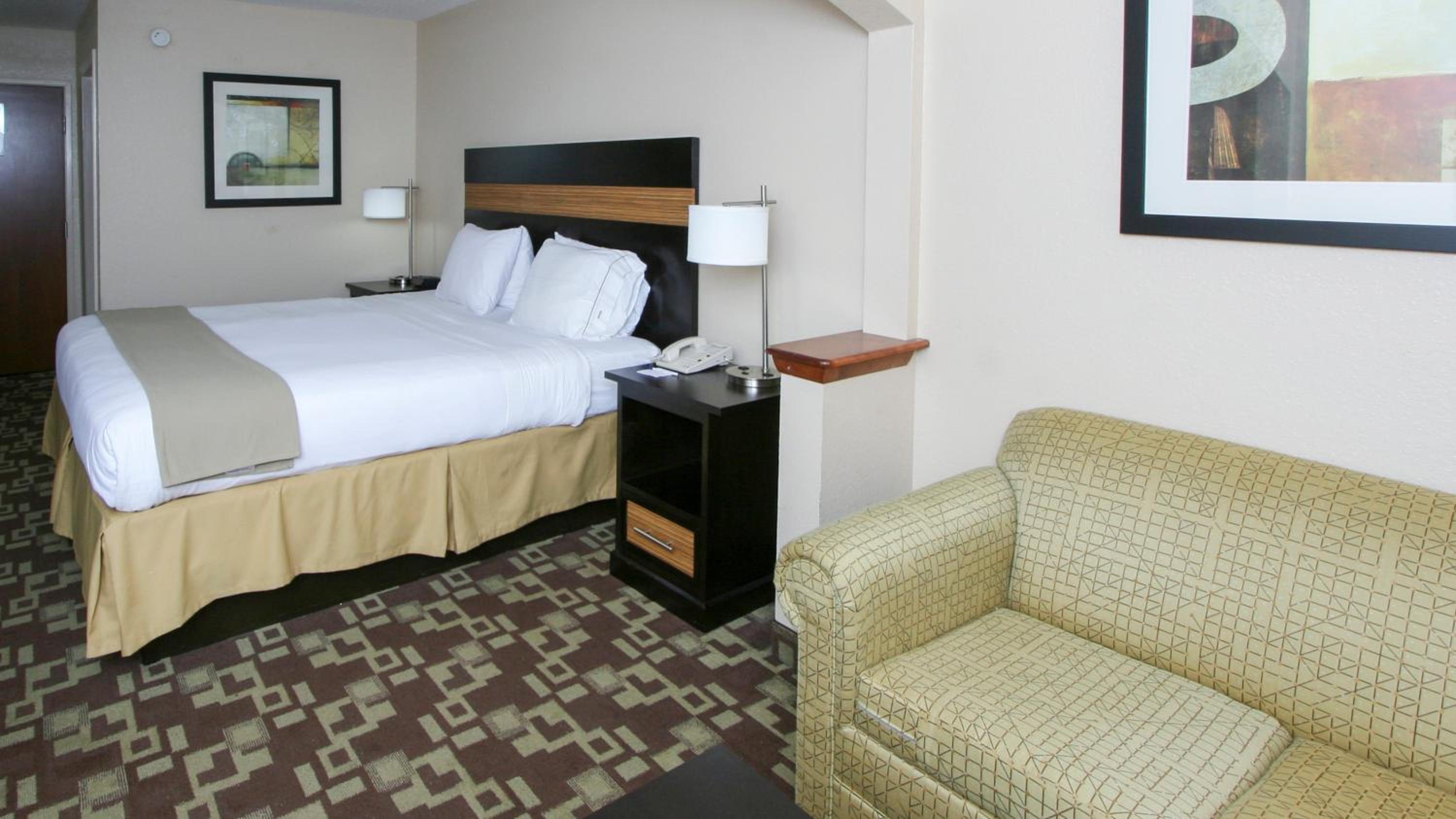 King Room with Sofa Bed - Non-Smoking - Photo 2