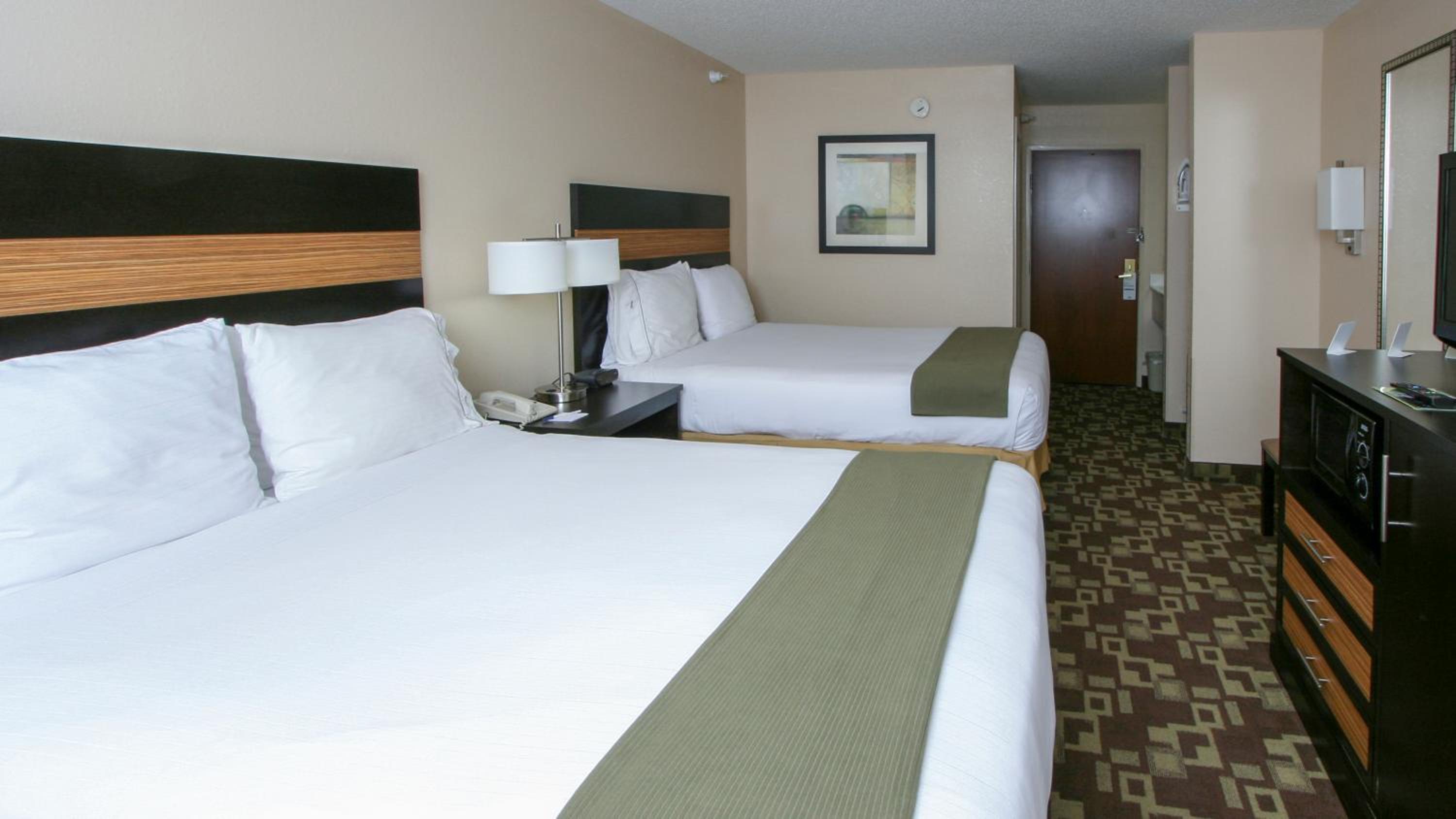 Queen Room with Two Queen Beds - Non-Smoking - Photo 4