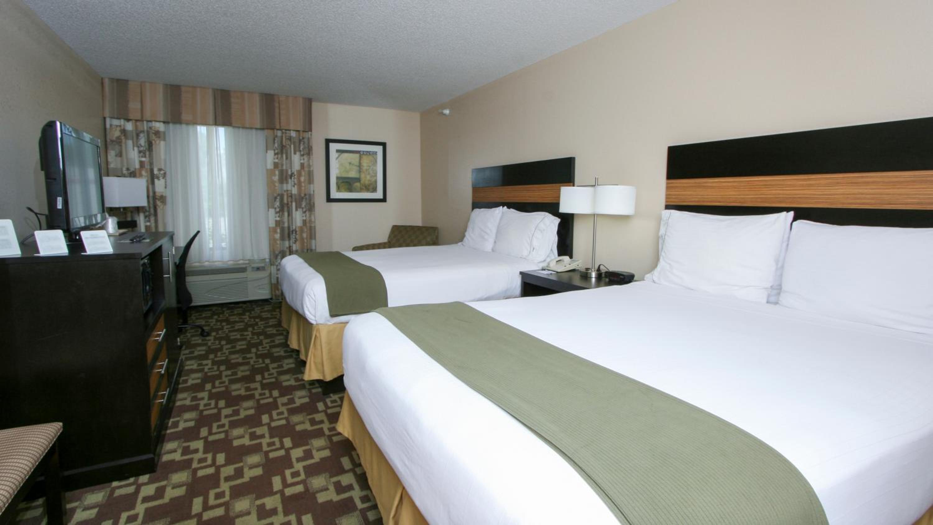 Queen Room with Two Queen Beds - Non-Smoking - Photo 2