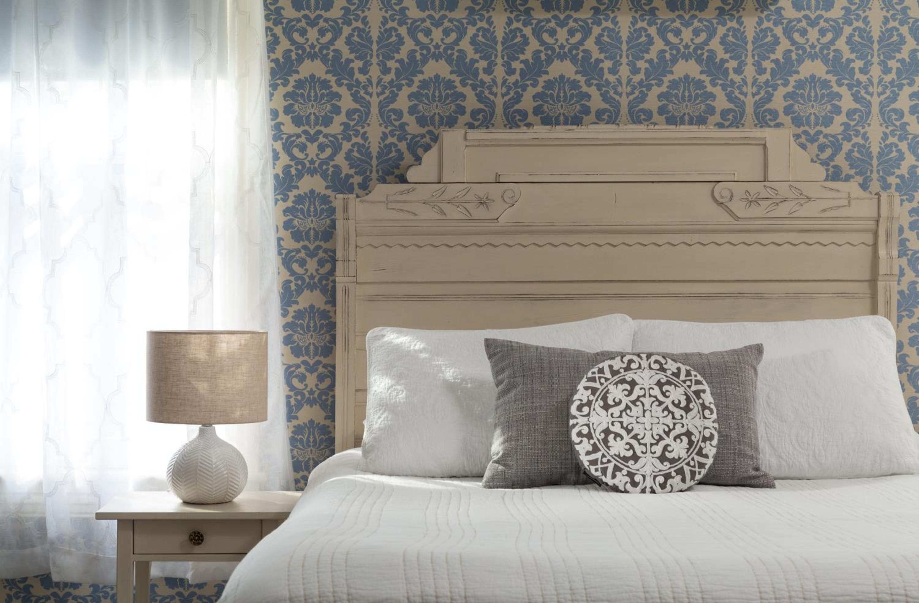 Queen Room photo 2