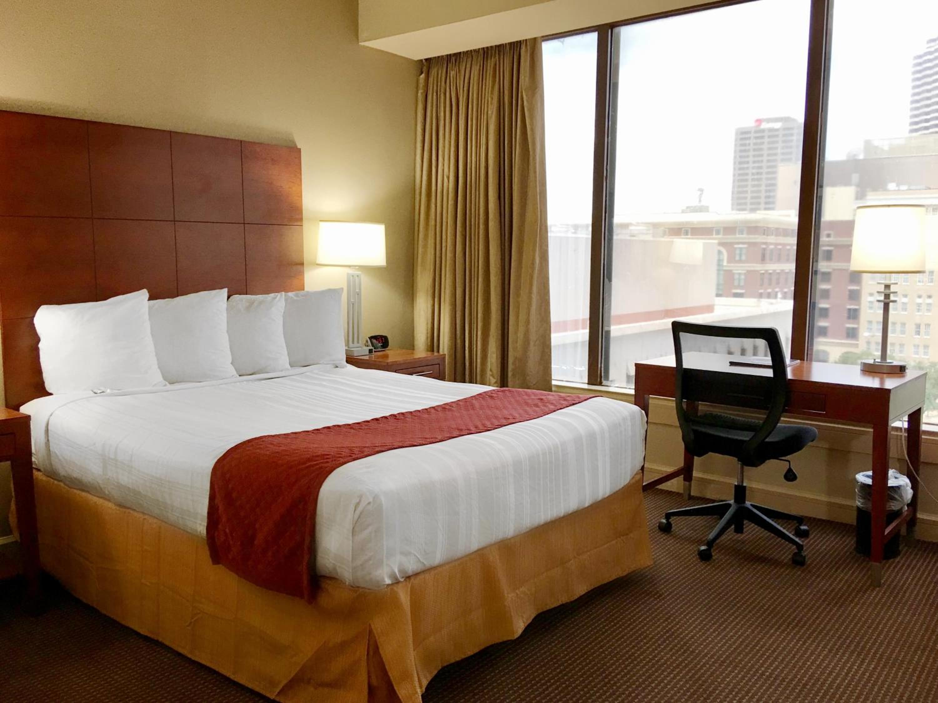 Queen Room with City View - Photo 5