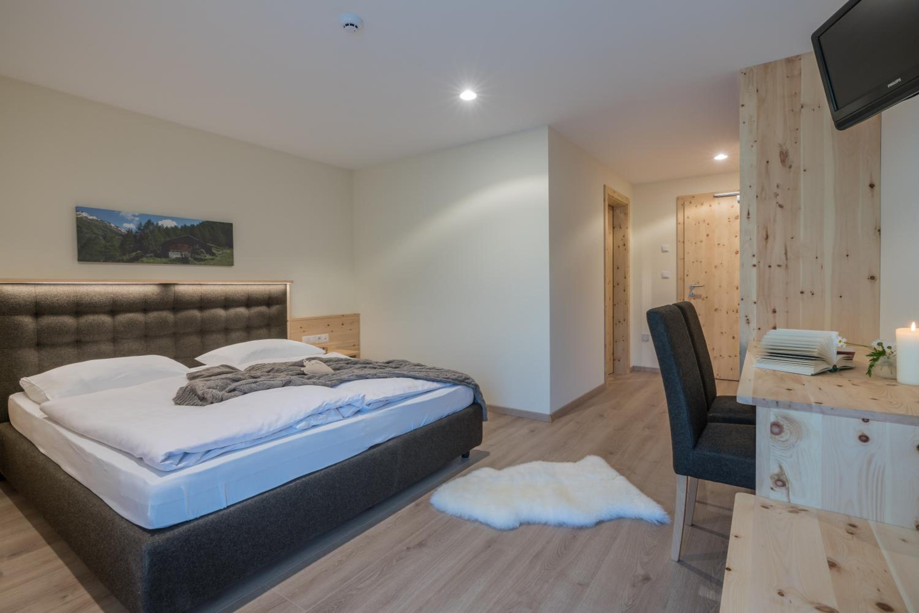 Classic Double Room with Balcony - Photo 11