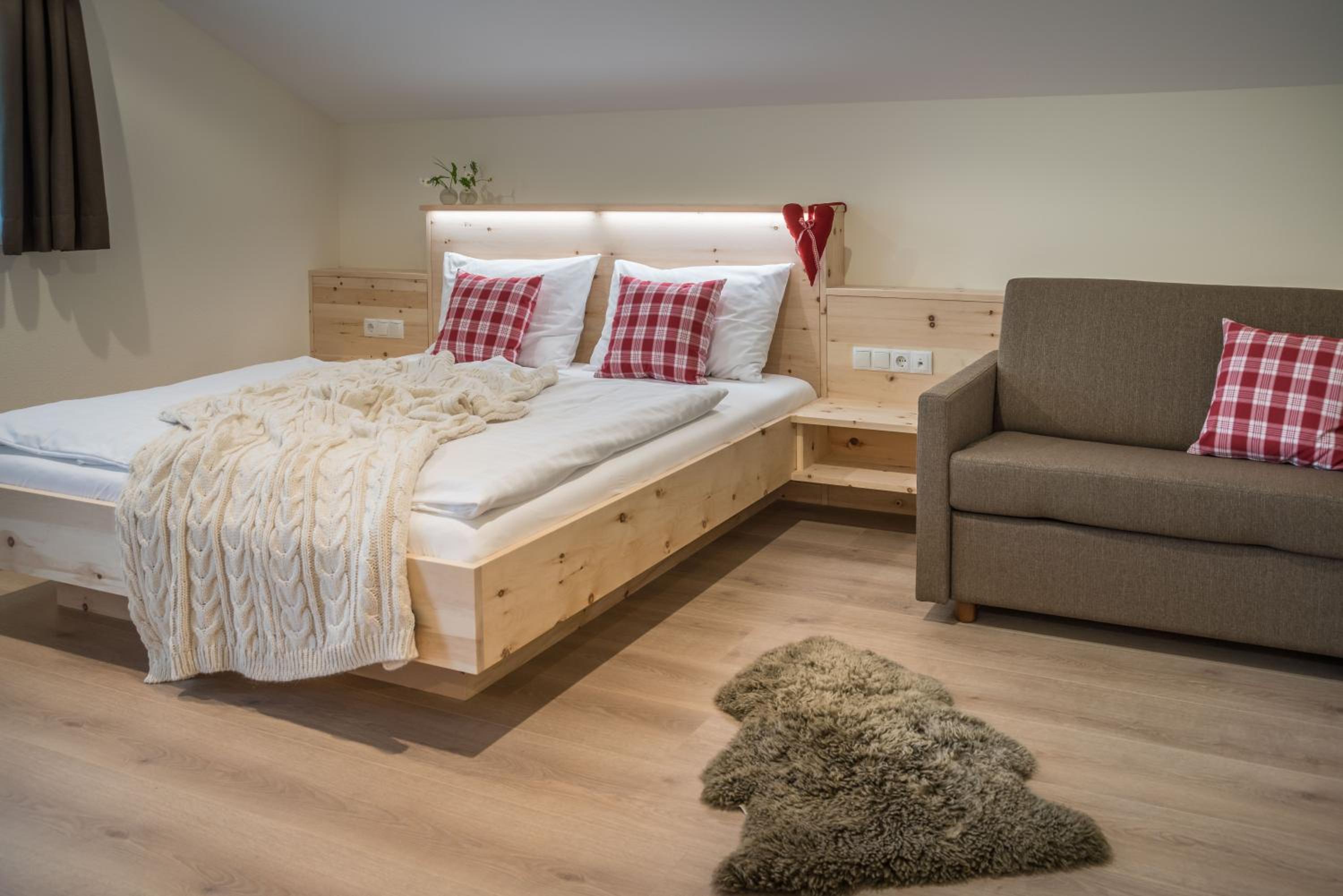 Classic Double Room with Balcony - Photo 10