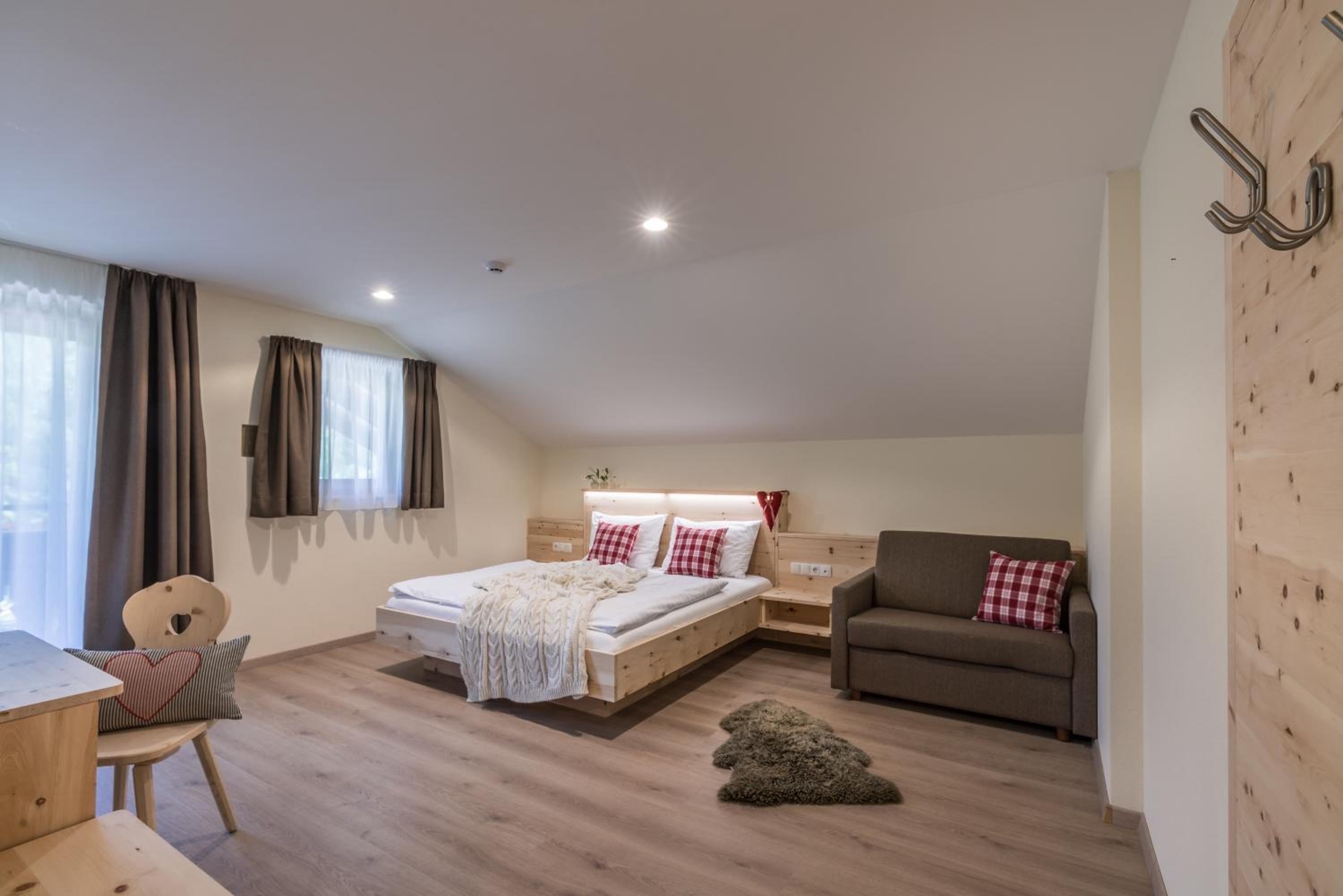 Classic Double Room with Balcony - Photo 9