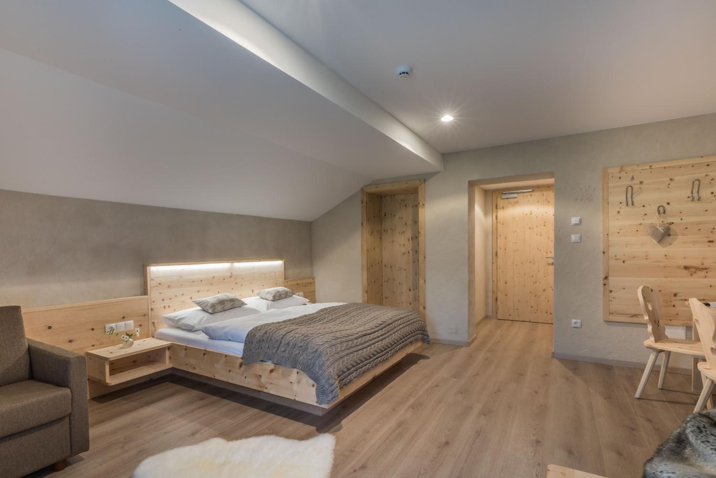 Classic Double Room with Balcony - Photo 8