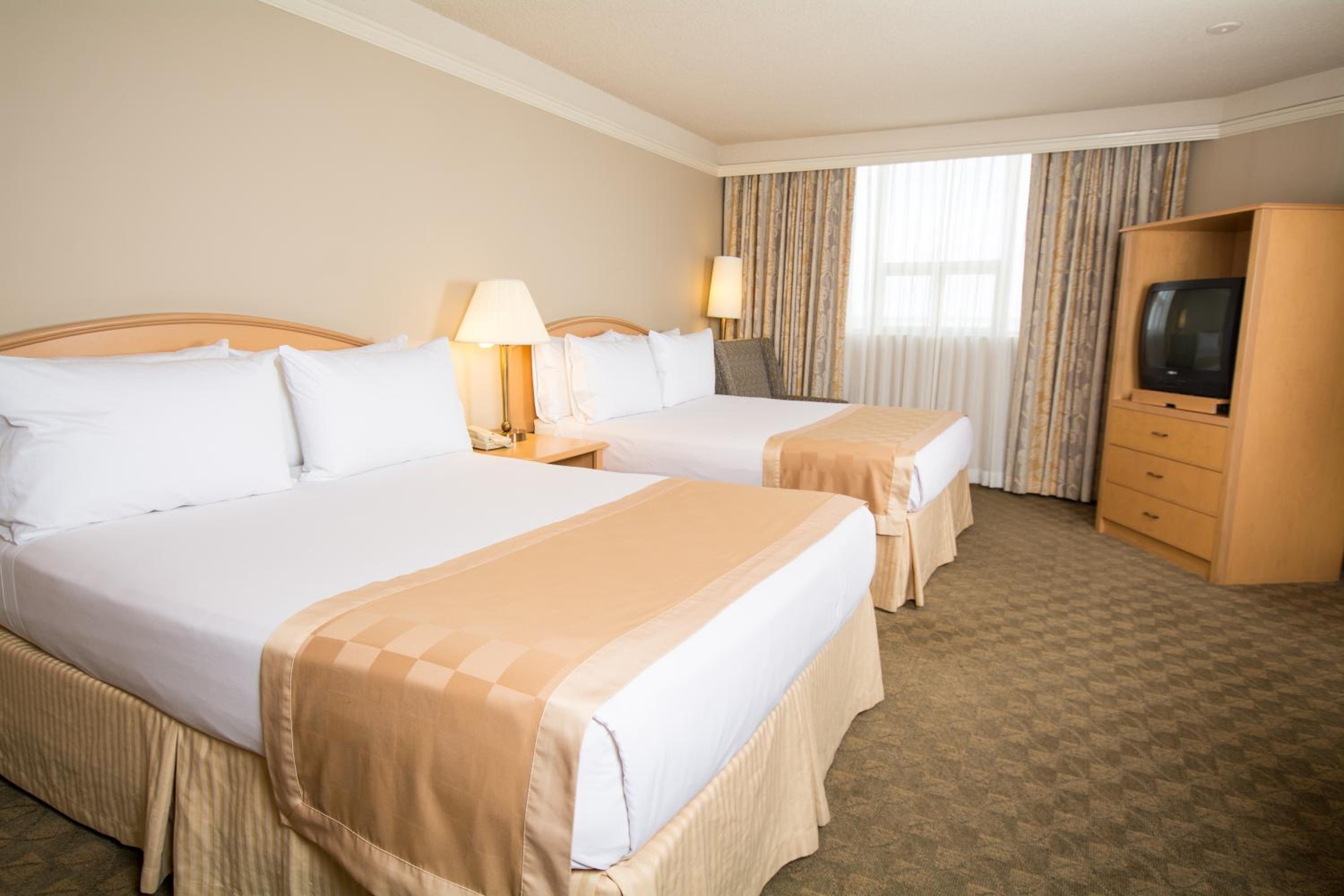 Executive Suite with Two Queen Beds and Sofa photo 2