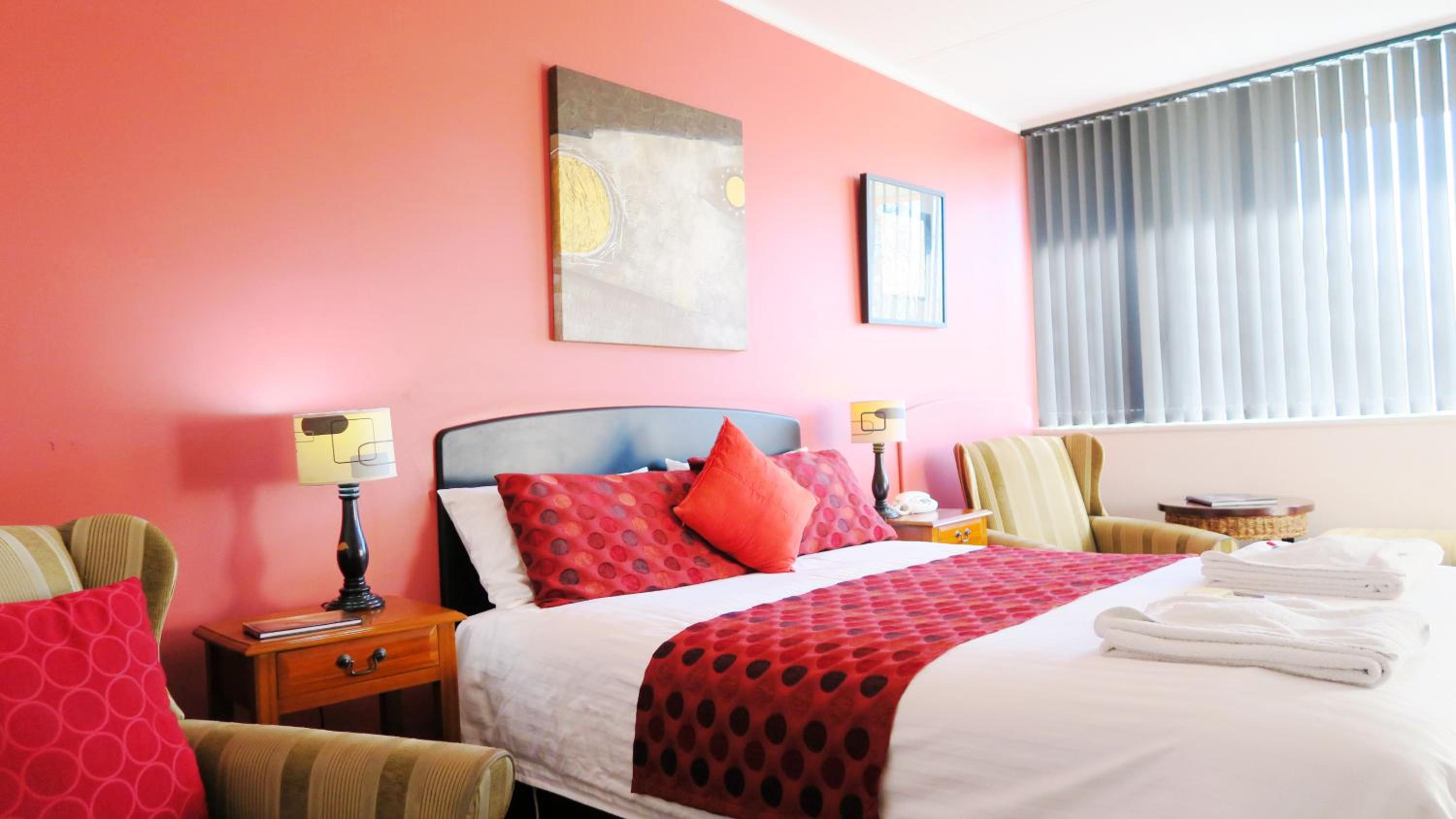 Deluxe Queen Room - Photo 8