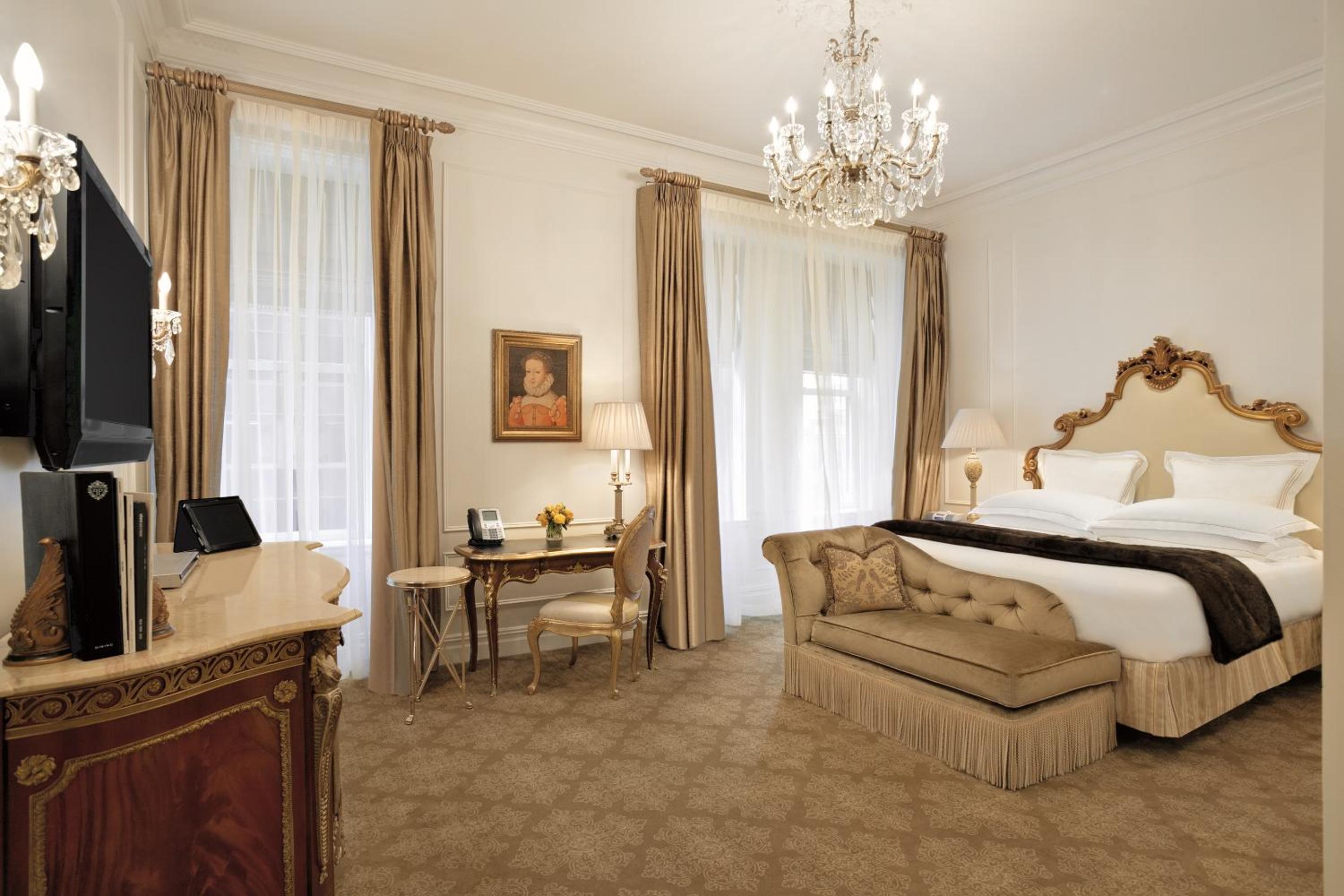 Deluxe King Room with One King Bed (Non Smoking)