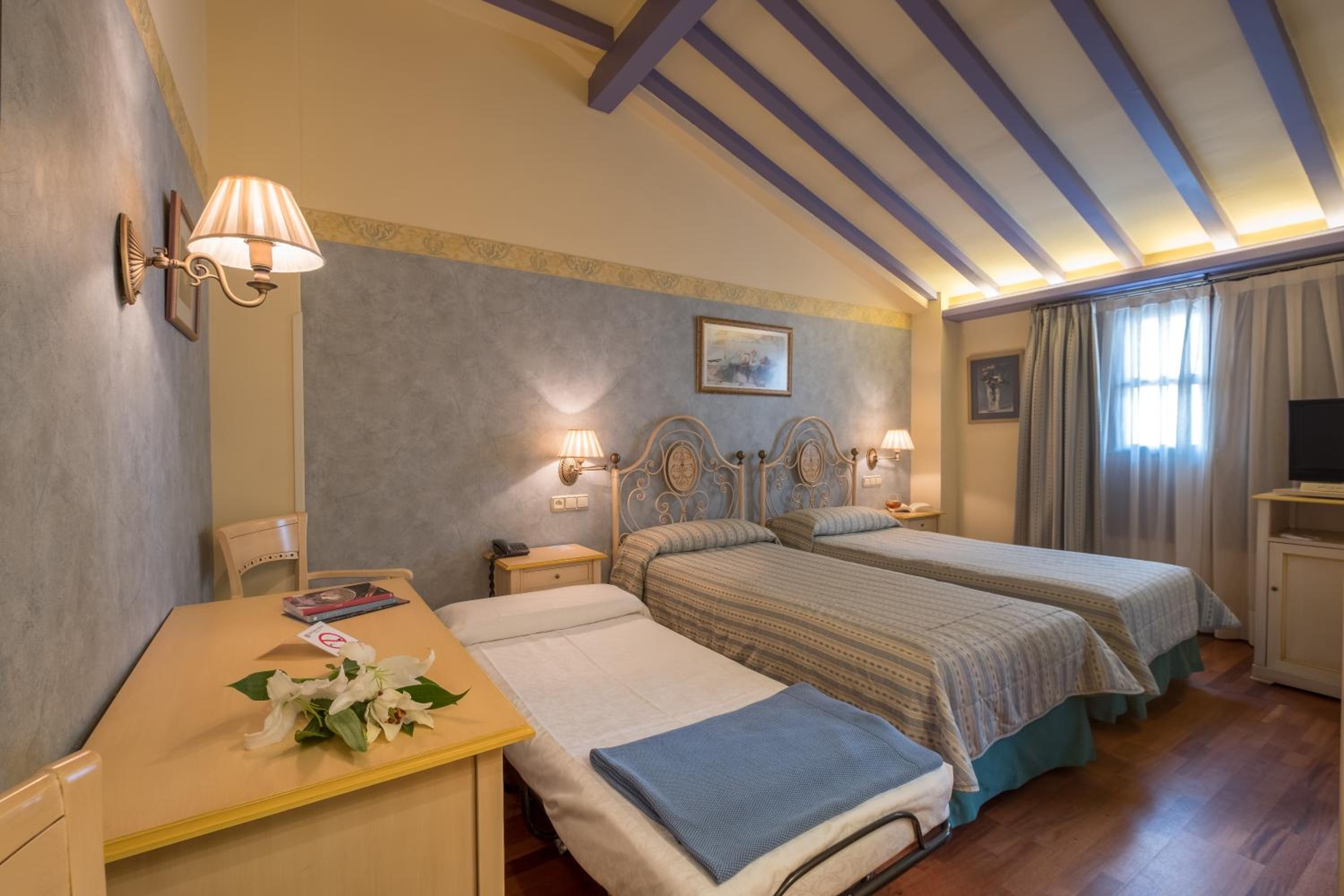 Twin Room with Extra Bed photo 3