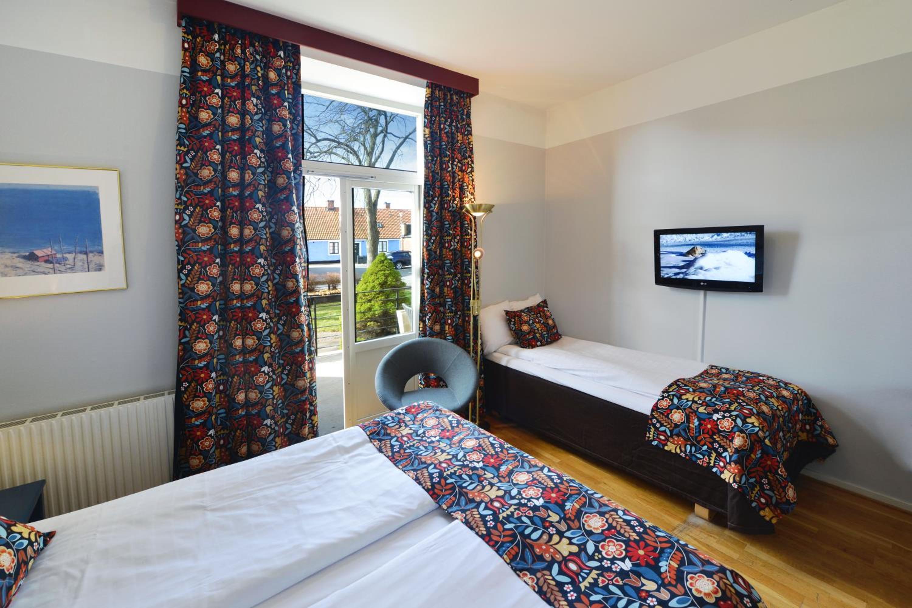 Family Room with One Queen Bed and One Single Bed - Pet Friendly/Non-Smoking - Photo 1