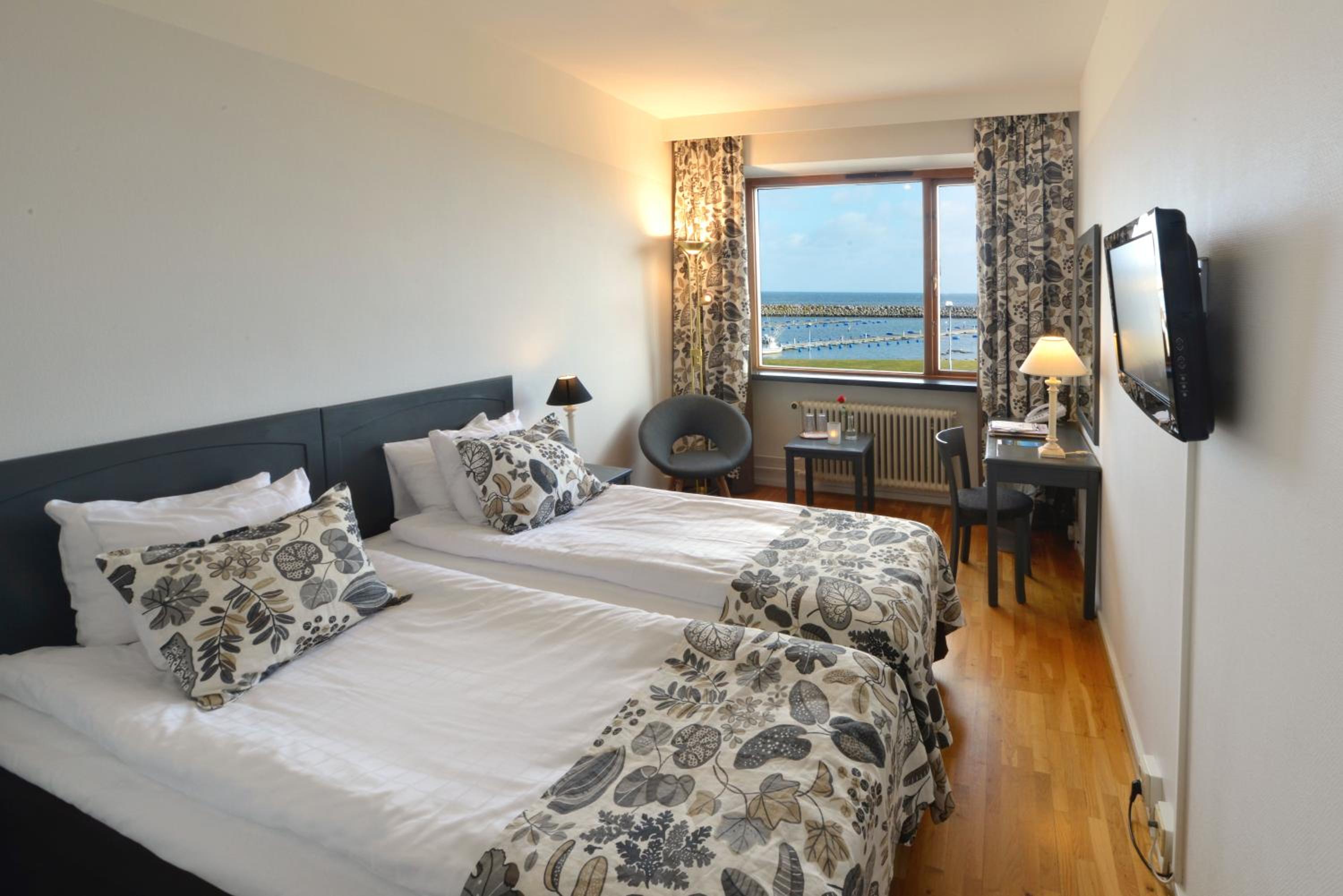Standard Twin Room with Sea View - Non-Smoking - Photo 1