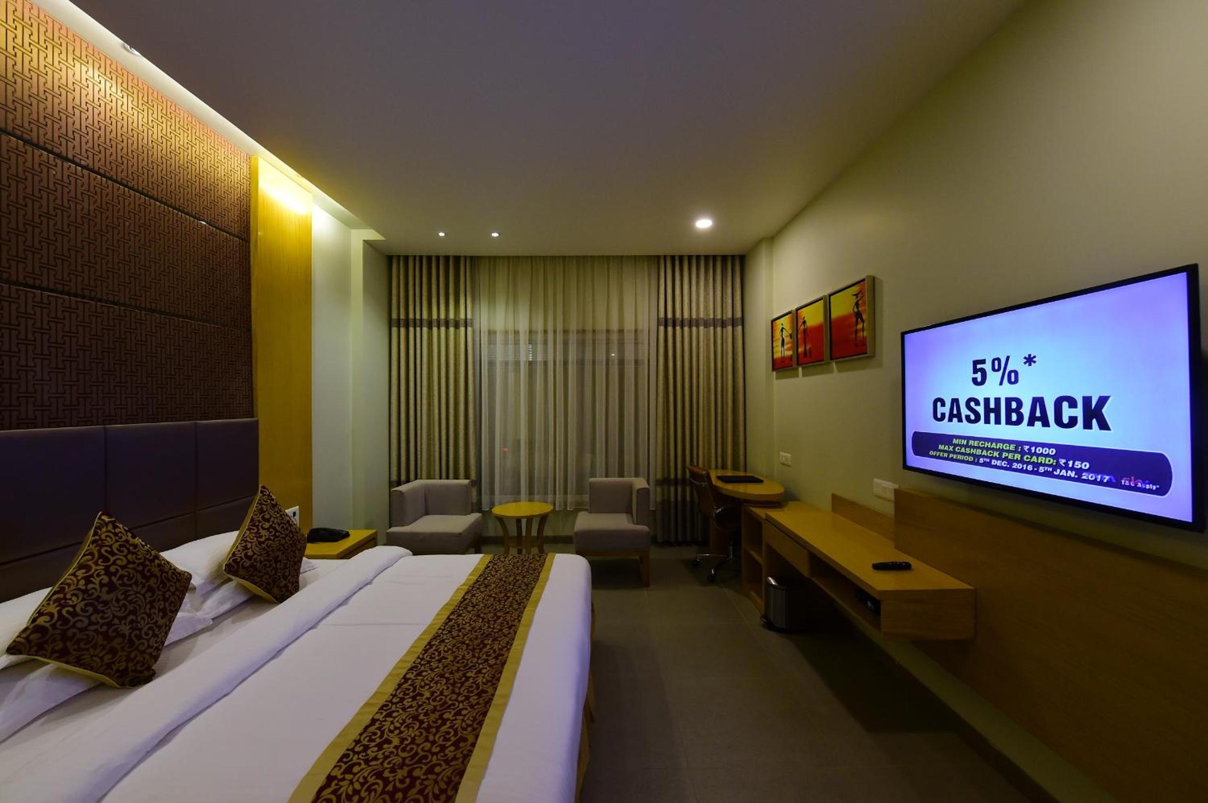 Deluxe King Room - Photo 2