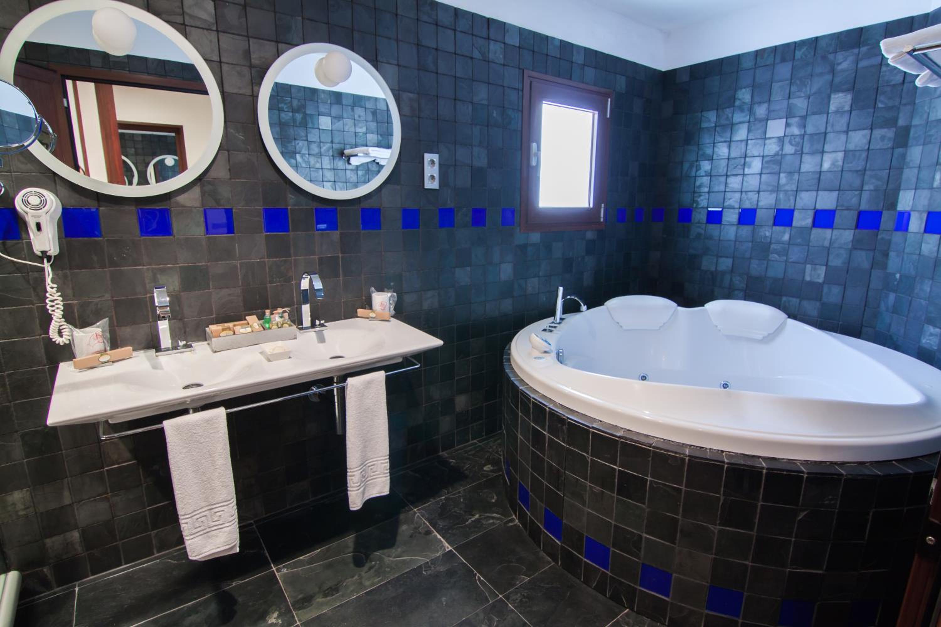 Superior Double Room with Jacuzzi - Photo 4