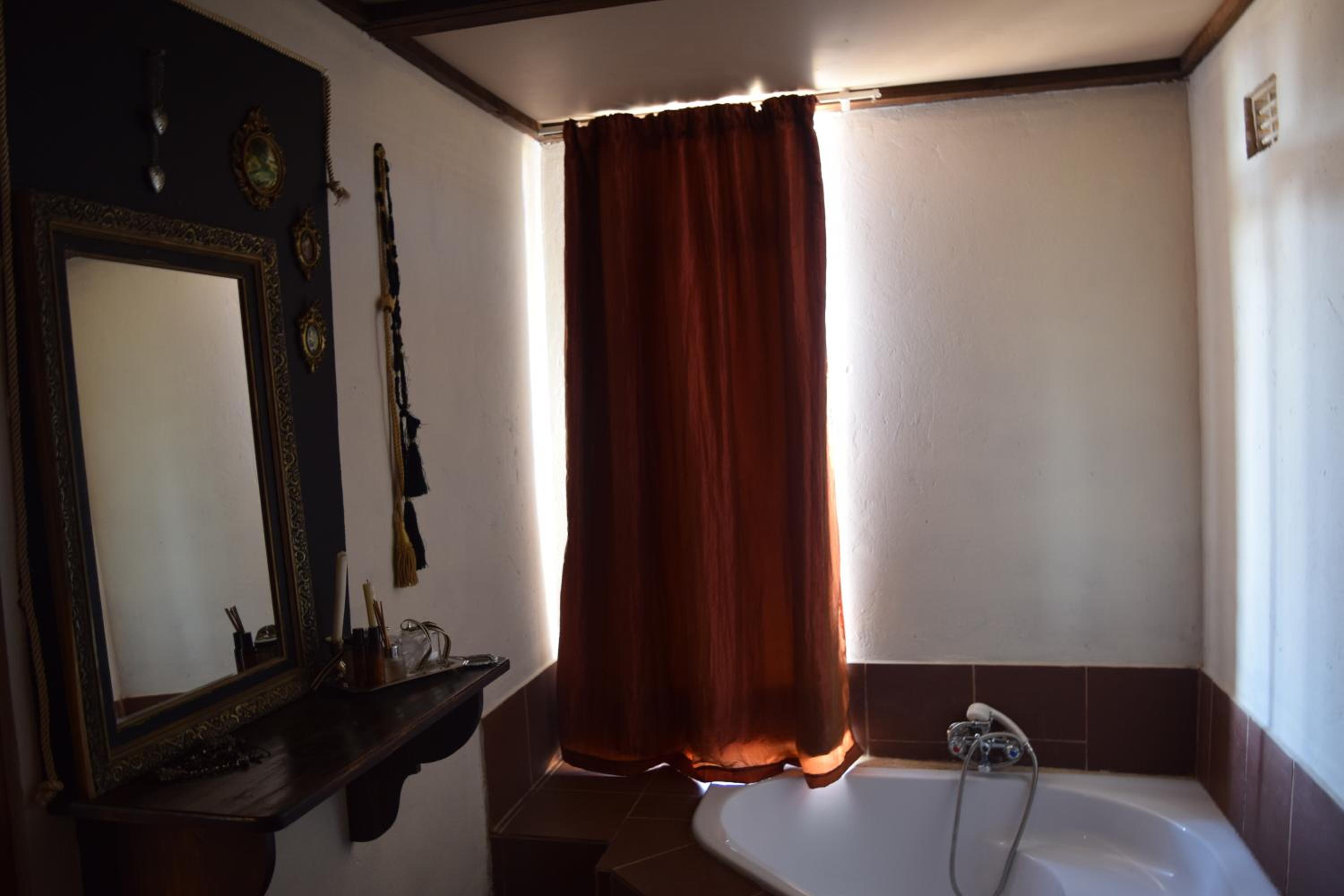 Deluxe Double Room with Bath - Photo 3