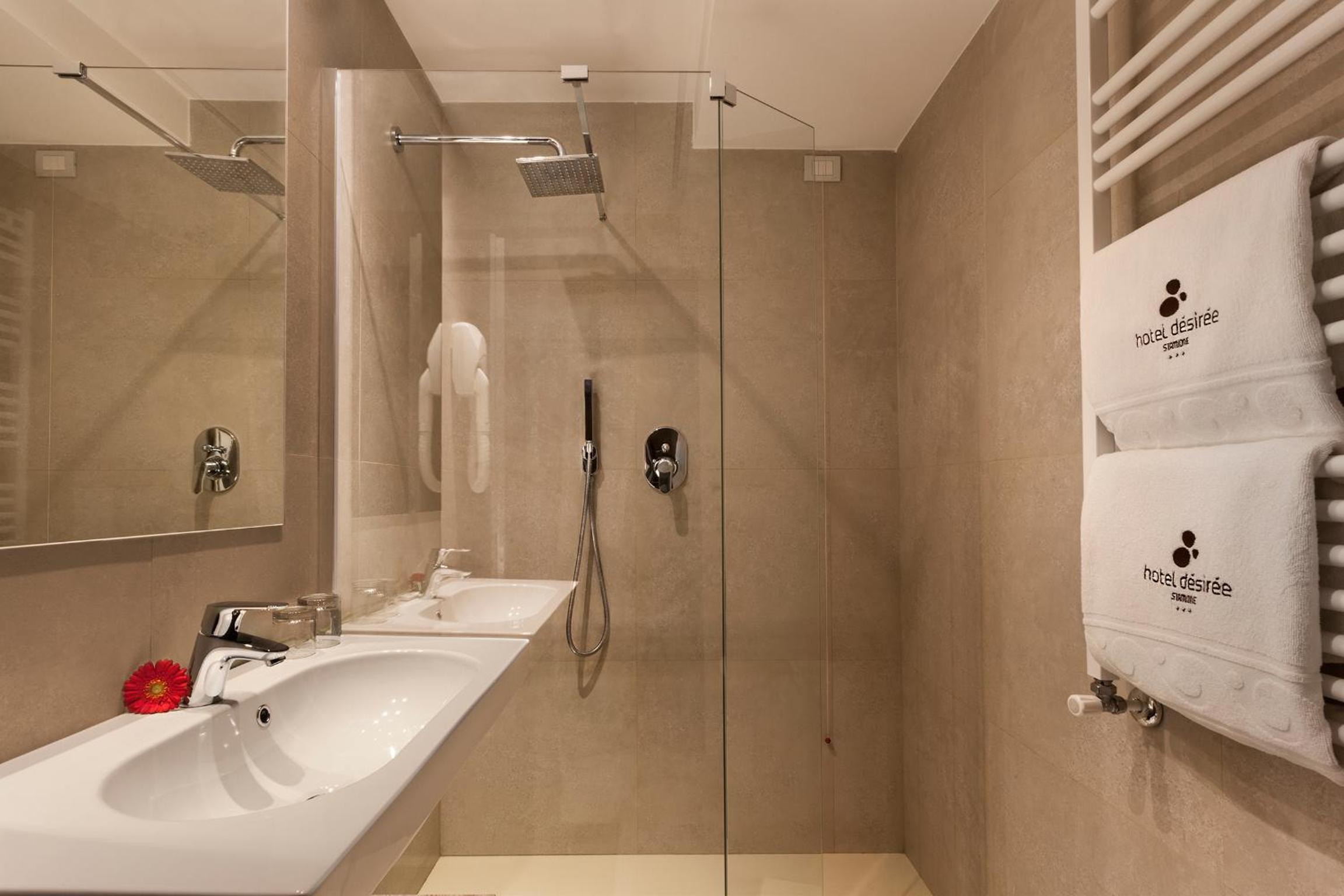 Deluxe Double or Twin Room with Lake View photo 3