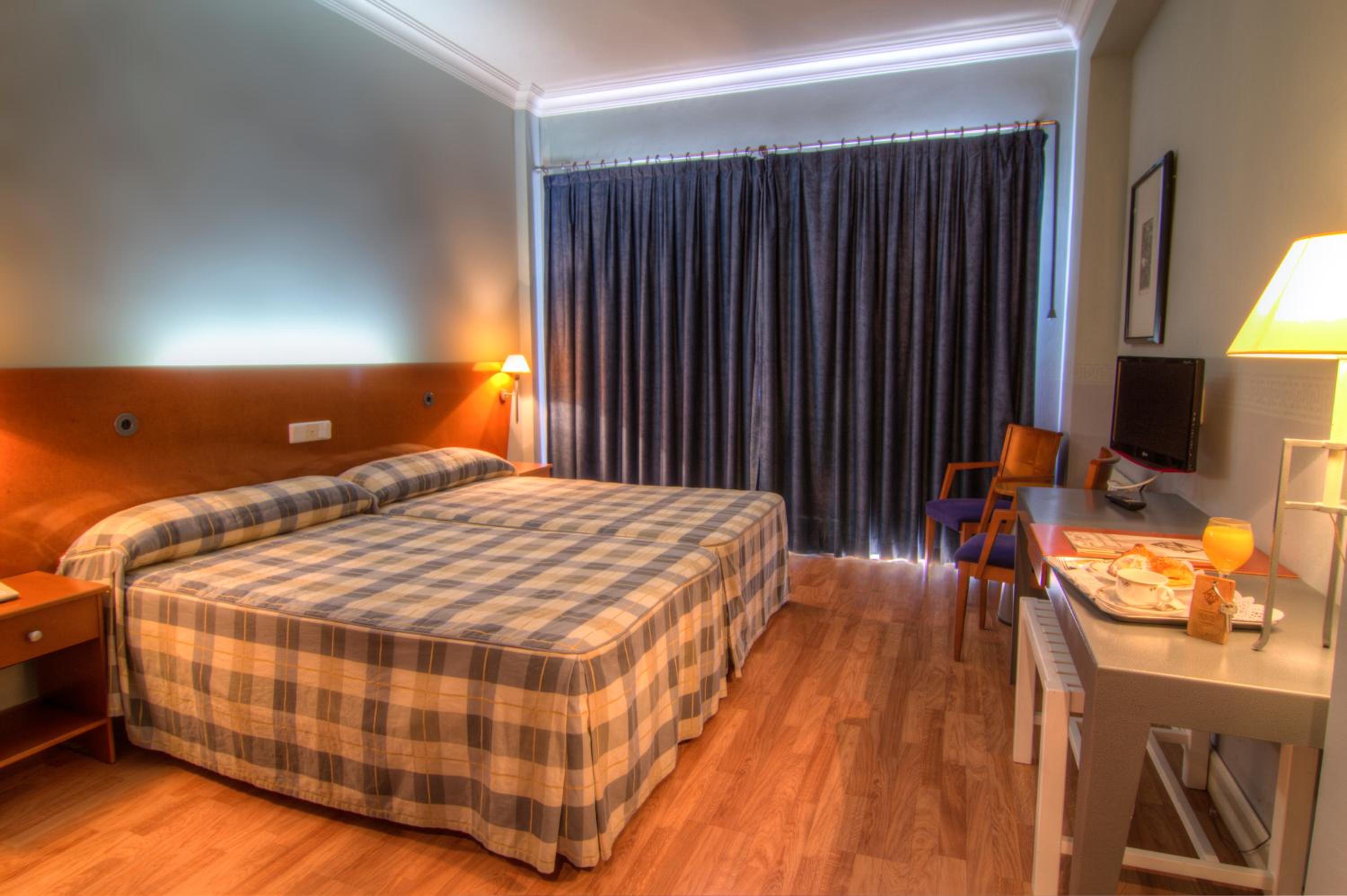 Twin Room with Extra Bed photo 2