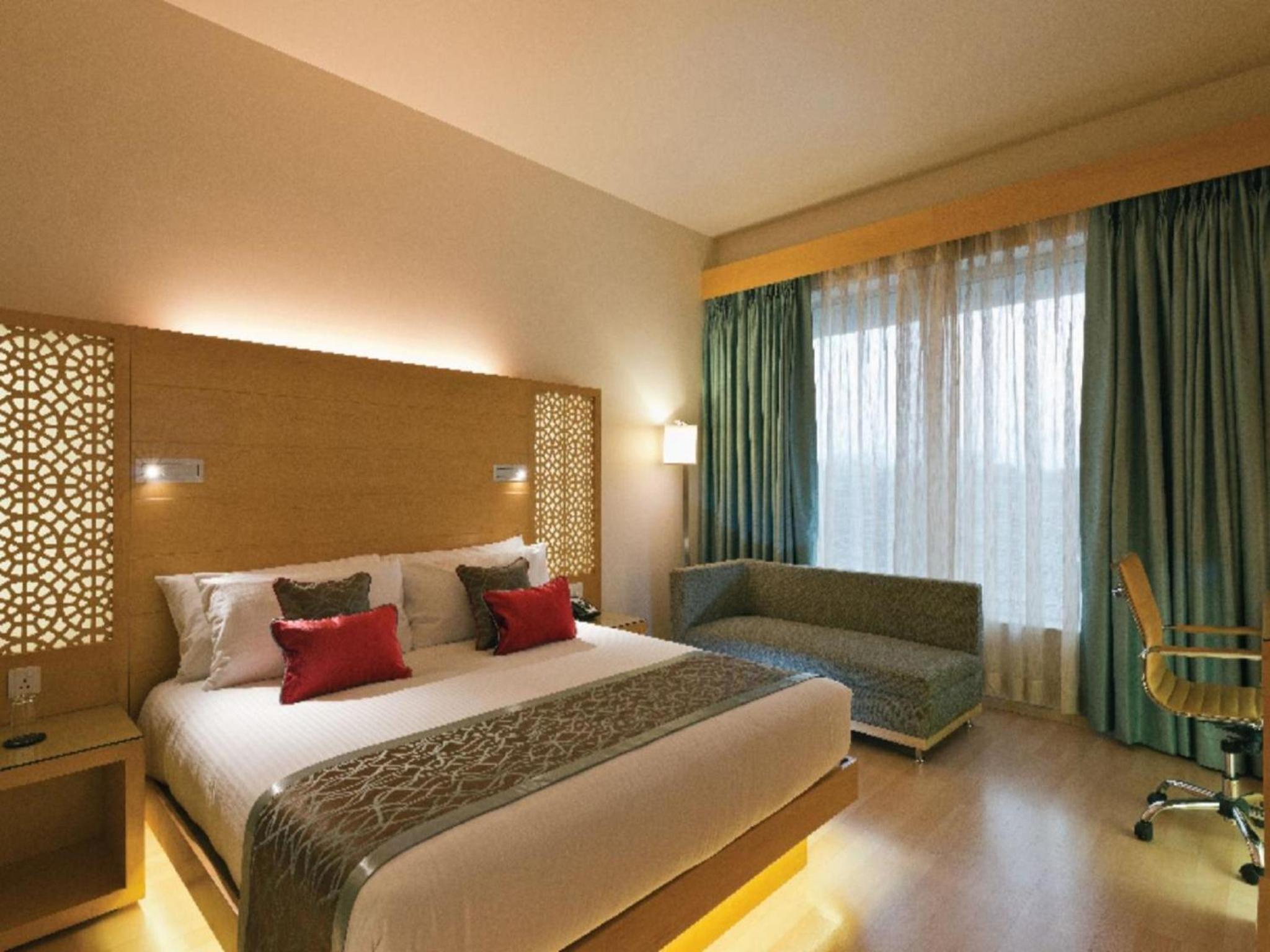 Grande Room With High Speed Internet Access