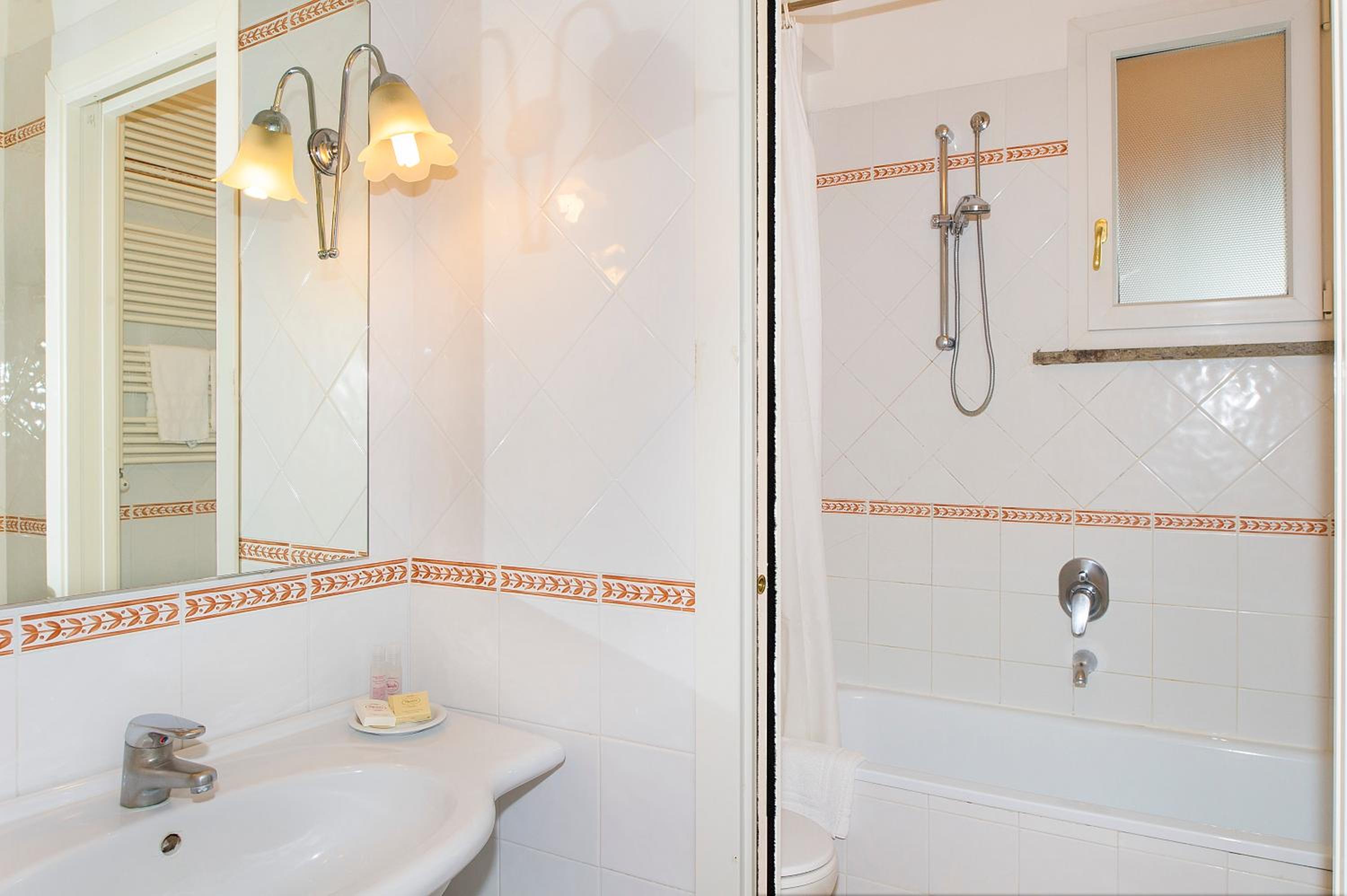 Classic Double or Twin Room - Photo 2