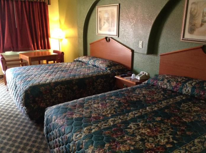 Double Room with Two Double Beds - Photo 3