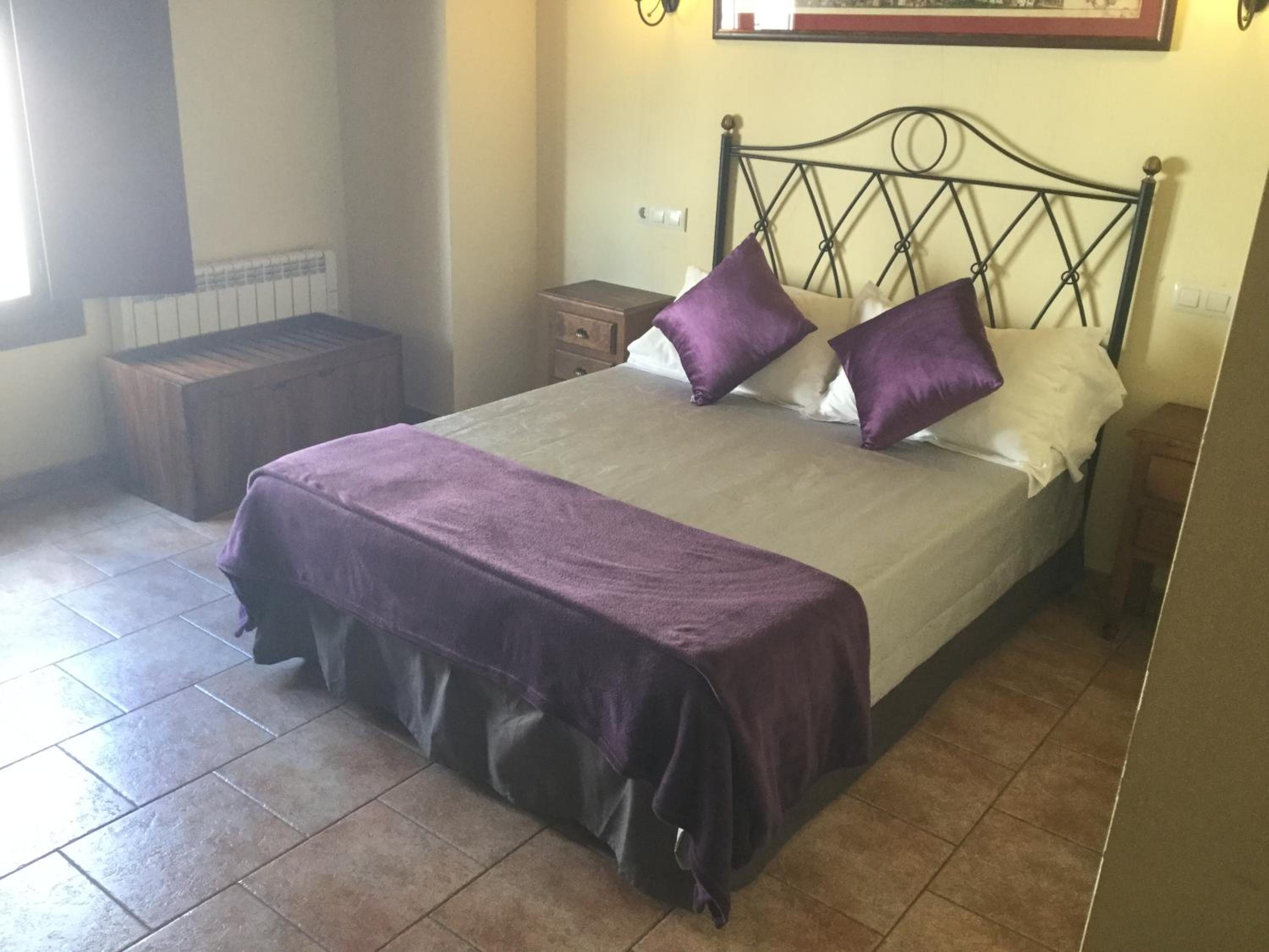 Double or Twin Room - Photo 5
