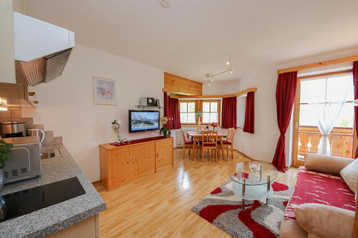 One-Bedroom Apartment with Alcove and Balcony photo 2