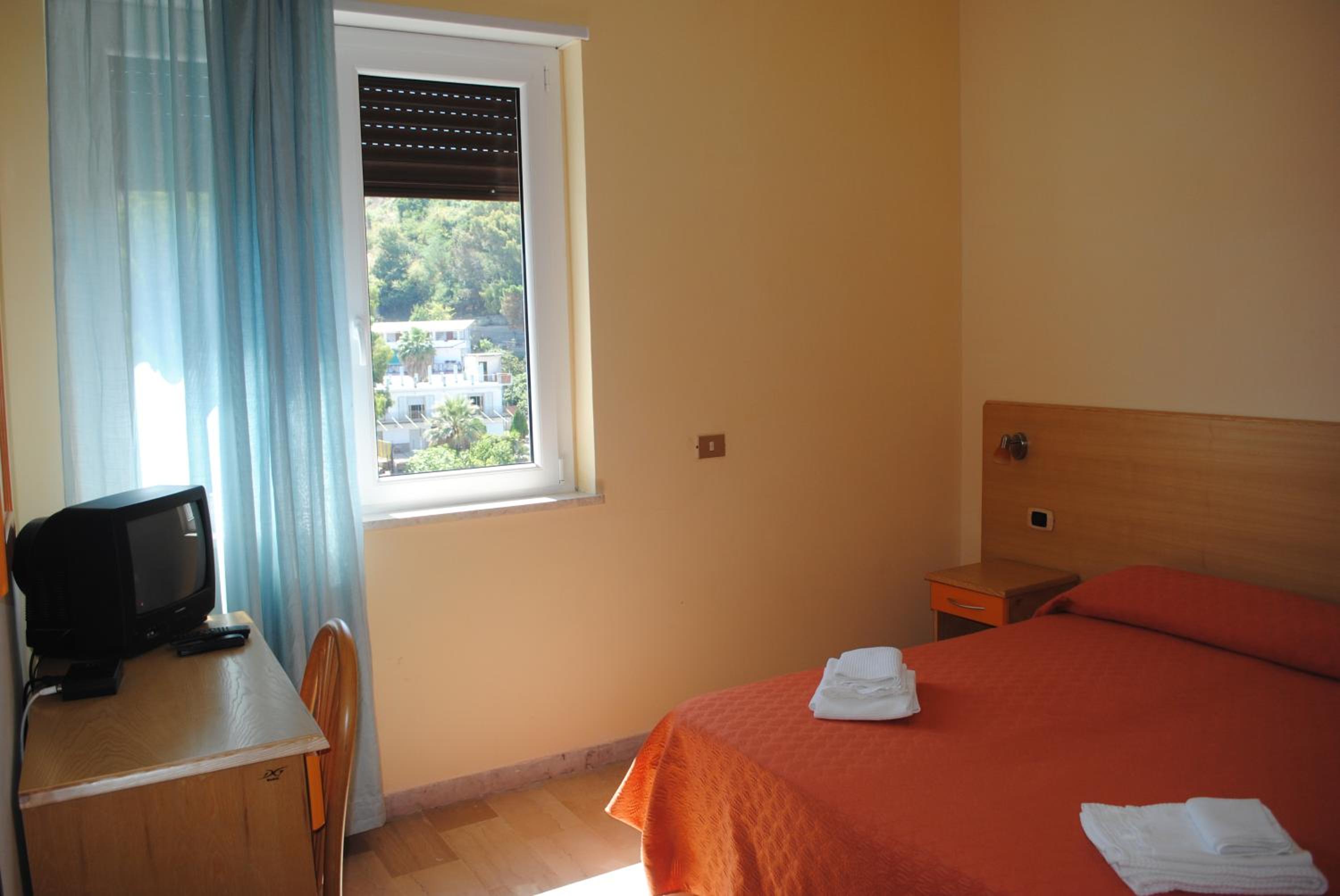 Double or Twin Room with Mountain View photo 2